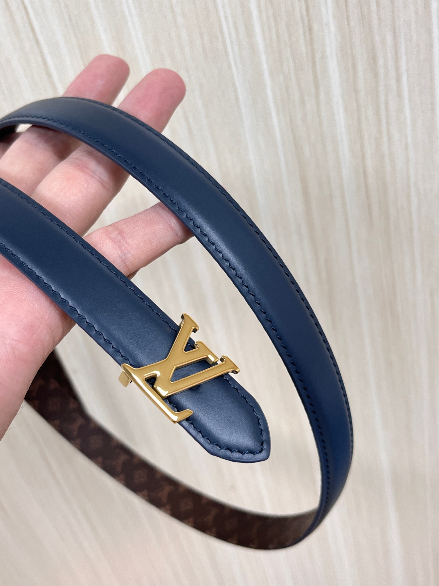 2026当季新款女士细腰带，适配裙装、裤装 正面：海军蓝色光滑小牛皮- 反面：经典Monogram老花涂