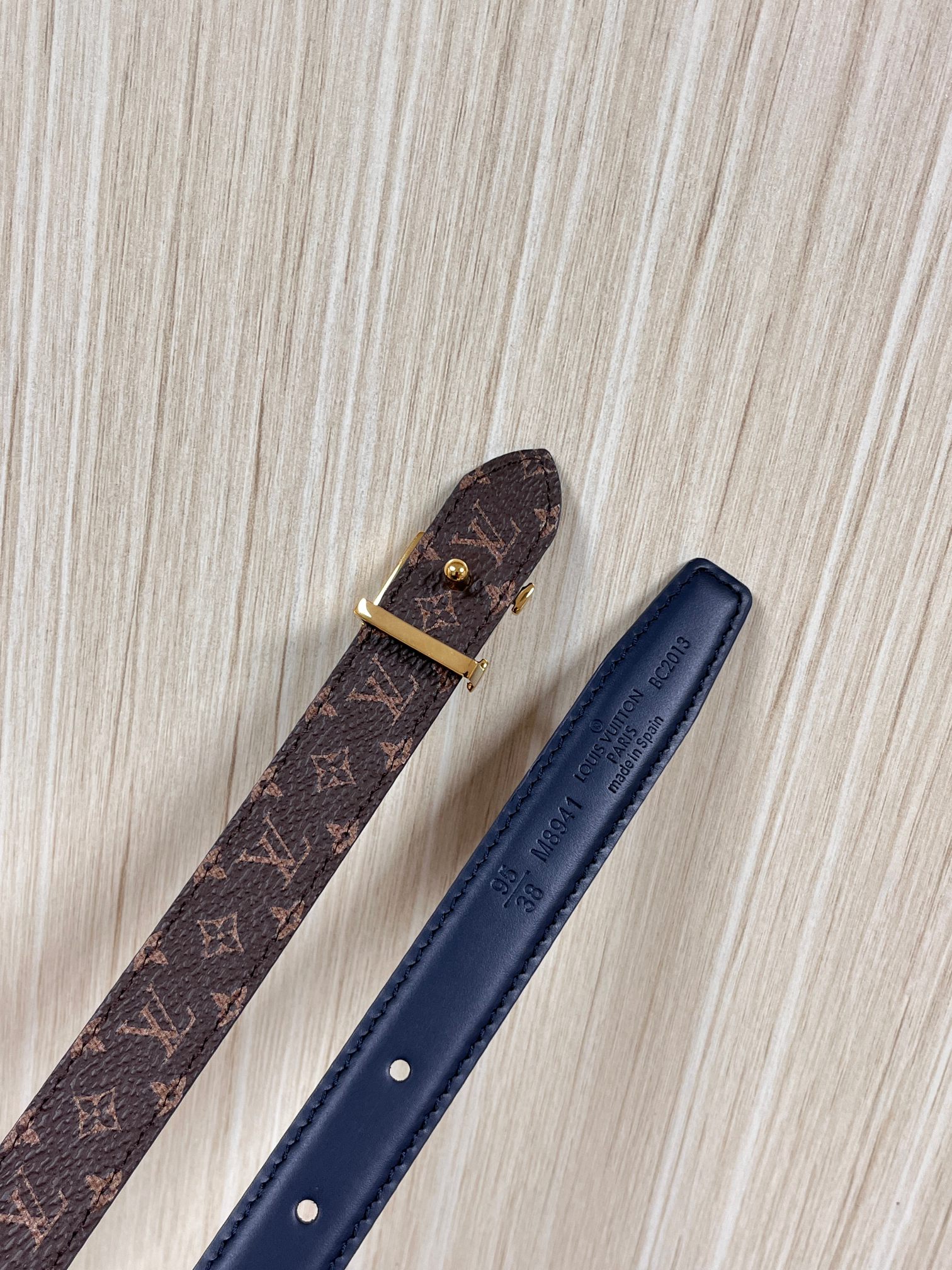 2026当季新款女士细腰带，适配裙装、裤装 正面：海军蓝色光滑小牛皮- 反面：经典Monogram老花涂