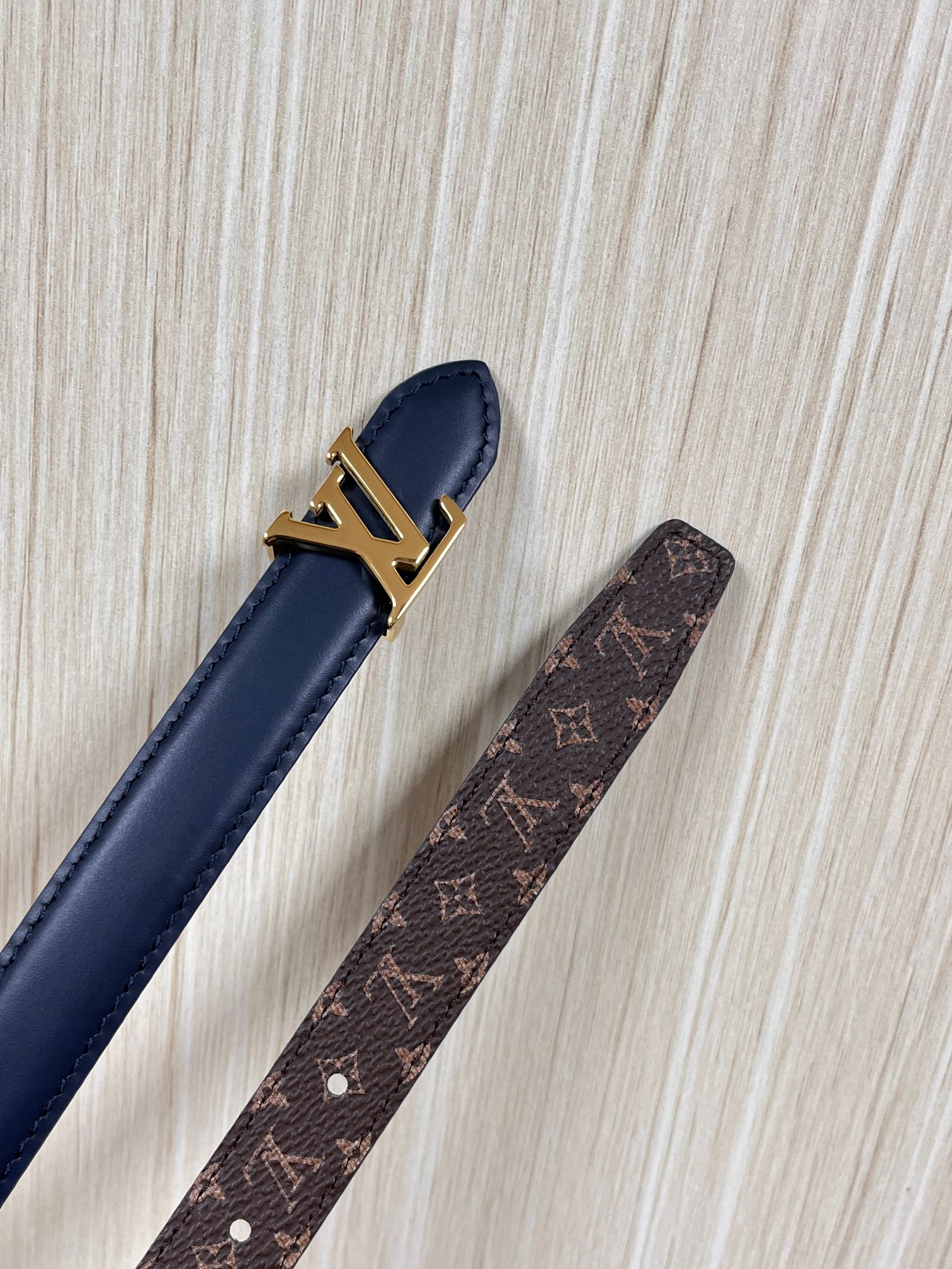 2026当季新款女士细腰带，适配裙装、裤装 正面：海军蓝色光滑小牛皮- 反面：经典Monogram老花涂