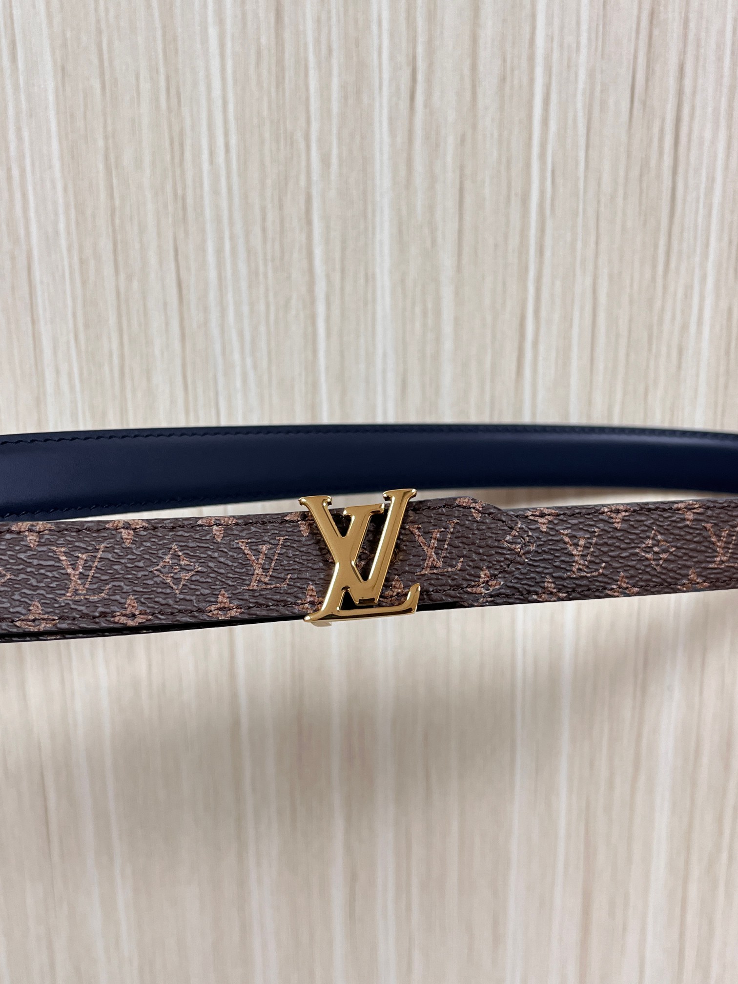 2026当季新款女士细腰带，适配裙装、裤装 正面：海军蓝色光滑小牛皮- 反面：经典Monogram老花涂