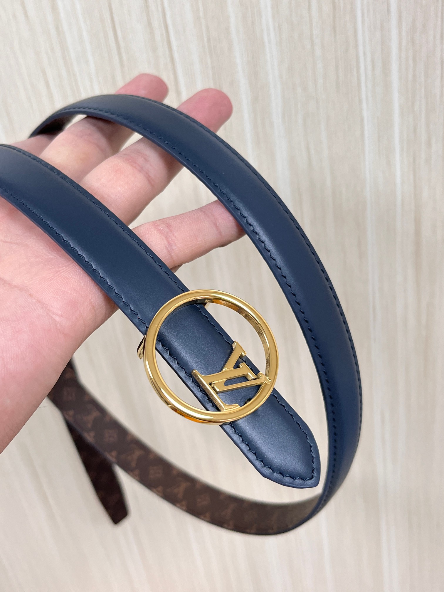 2026当季新款女士细腰带，适配裙装、裤装 正面：海军蓝色光滑小牛皮- 反面：经典Monogram老花涂