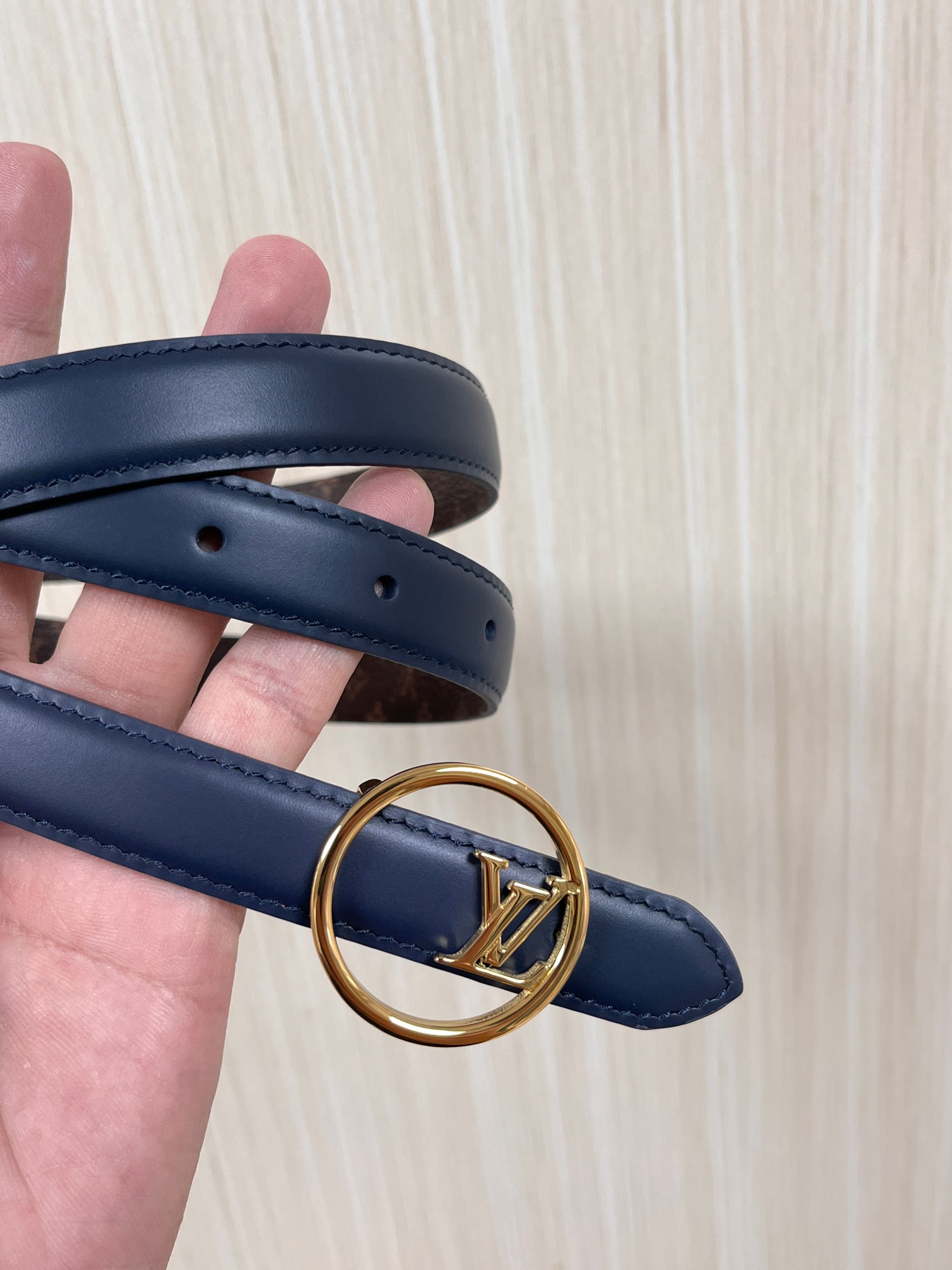 2026当季新款女士细腰带，适配裙装、裤装 正面：海军蓝色光滑小牛皮- 反面：经典Monogram老花涂