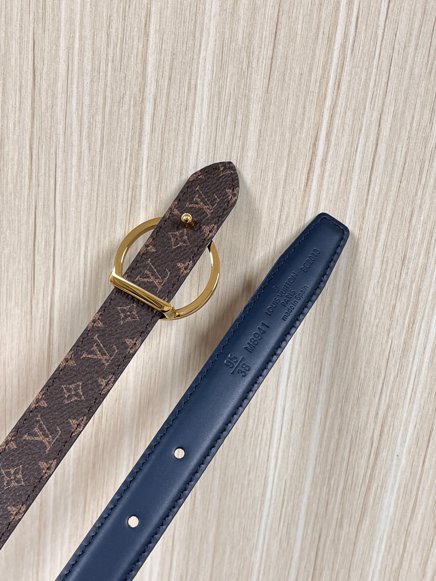 2026当季新款女士细腰带，适配裙装、裤装 正面：海军蓝色光滑小牛皮- 反面：经典Monogram老花涂