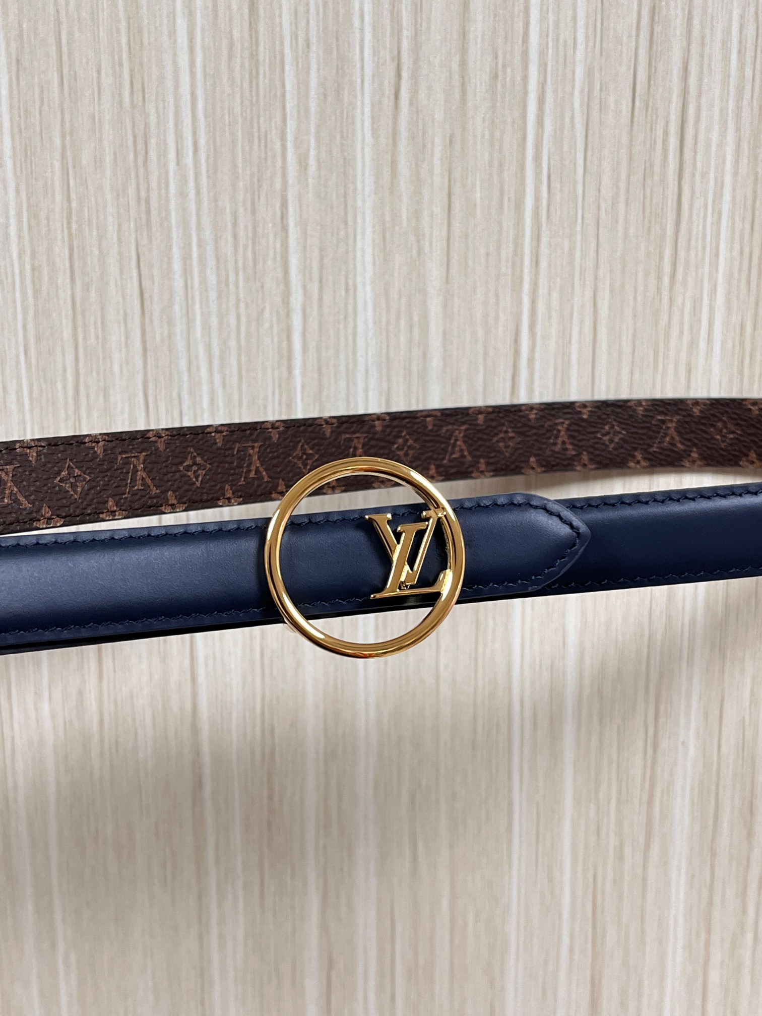 2026当季新款女士细腰带，适配裙装、裤装 正面：海军蓝色光滑小牛皮- 反面：经典Monogram老花涂