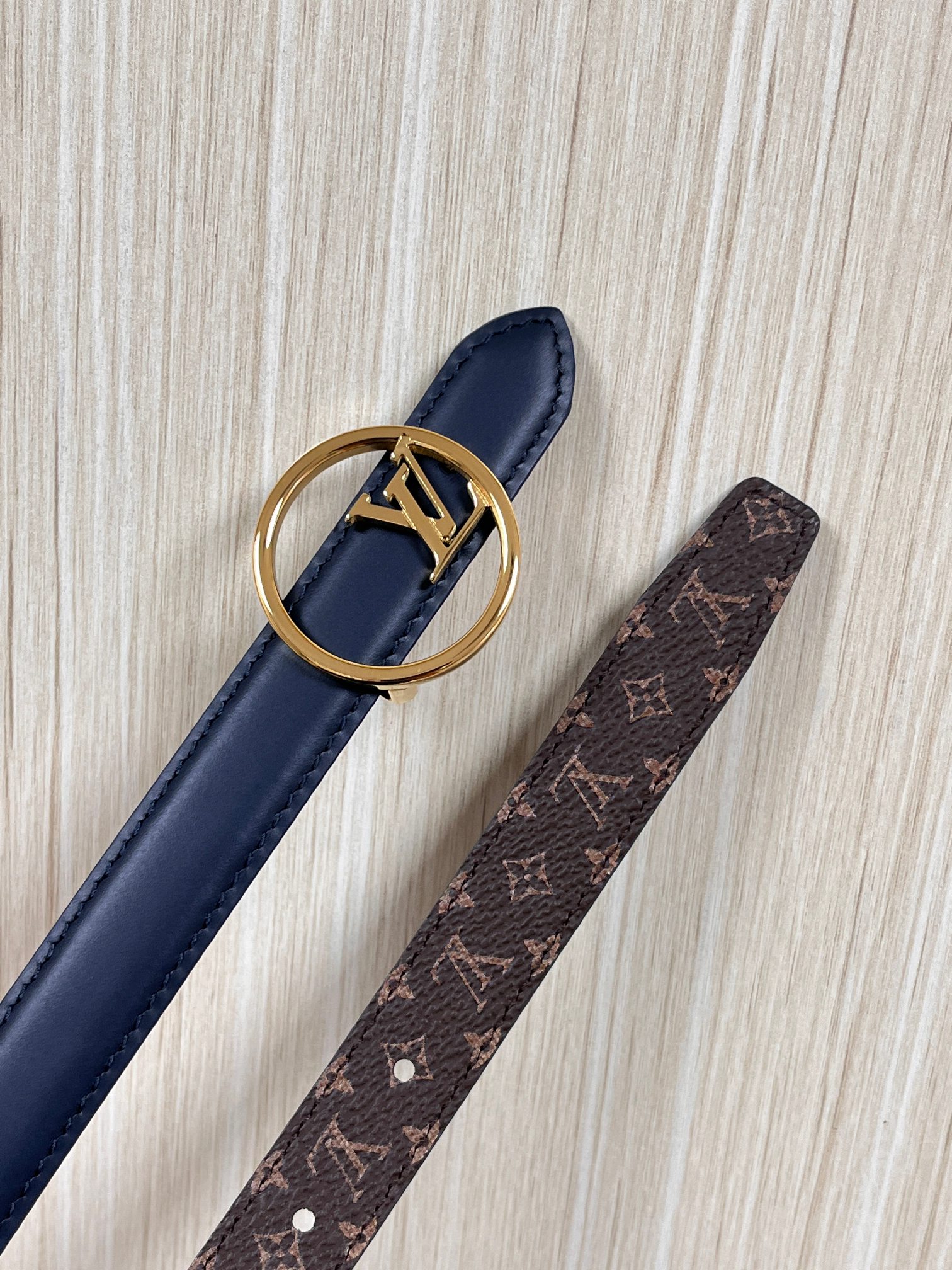 2026当季新款女士细腰带，适配裙装、裤装 正面：海军蓝色光滑小牛皮- 反面：经典Monogram老花涂