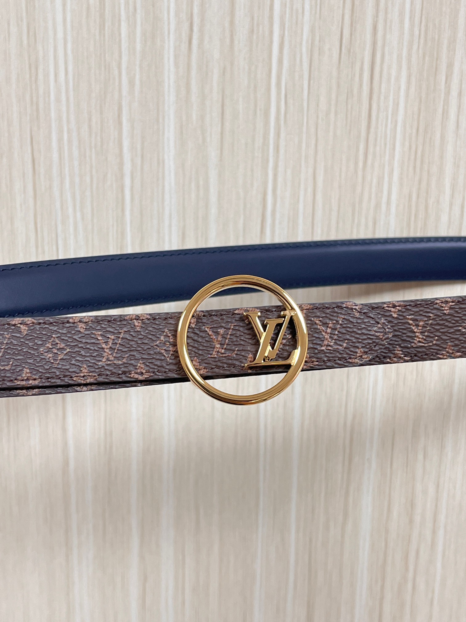2026当季新款女士细腰带，适配裙装、裤装 正面：海军蓝色光滑小牛皮- 反面：经典Monogram老花涂