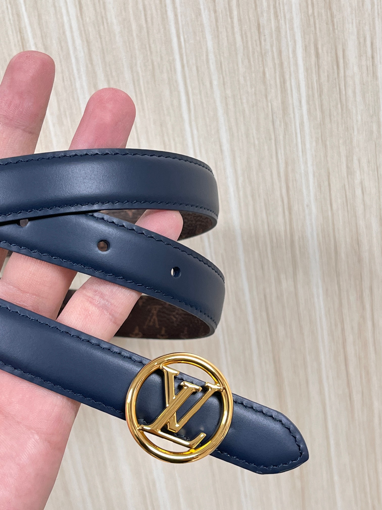2026当季新款女士细腰带，适配裙装、裤装 正面：海军蓝色光滑小牛皮- 反面：经典Monogram老花涂