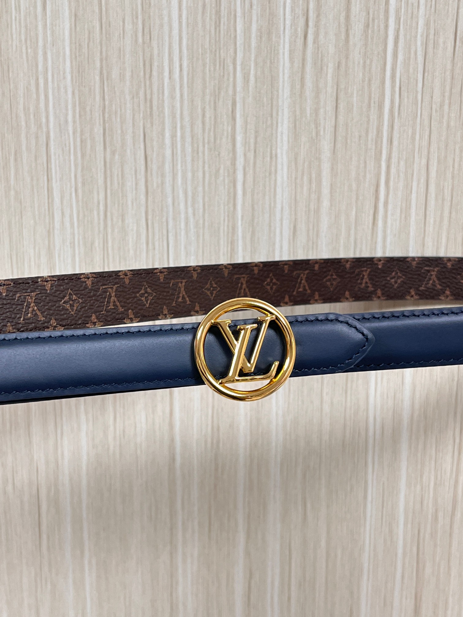 2026当季新款女士细腰带，适配裙装、裤装 正面：海军蓝色光滑小牛皮- 反面：经典Monogram老花涂
