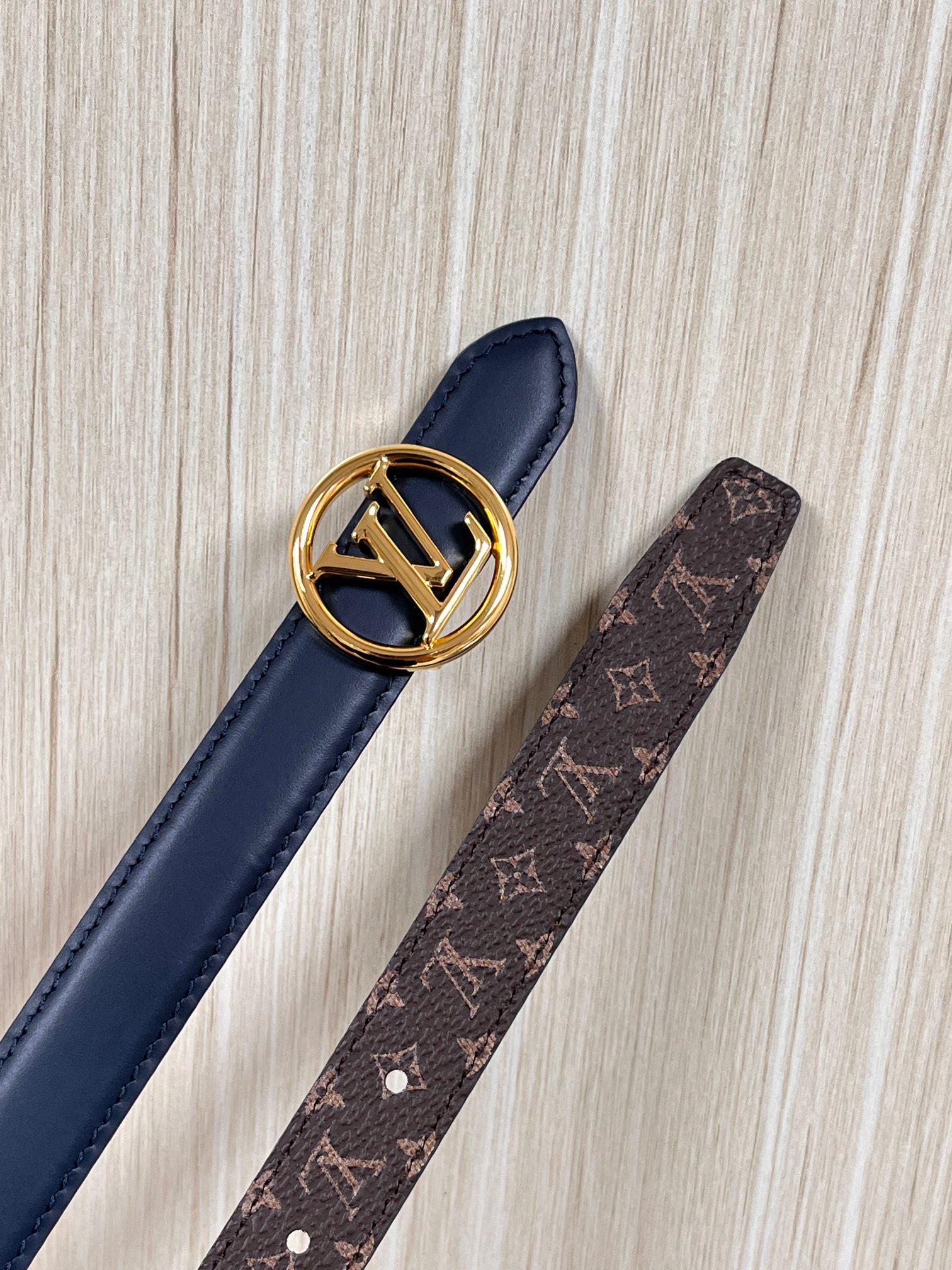 2026当季新款女士细腰带，适配裙装、裤装 正面：海军蓝色光滑小牛皮- 反面：经典Monogram老花涂