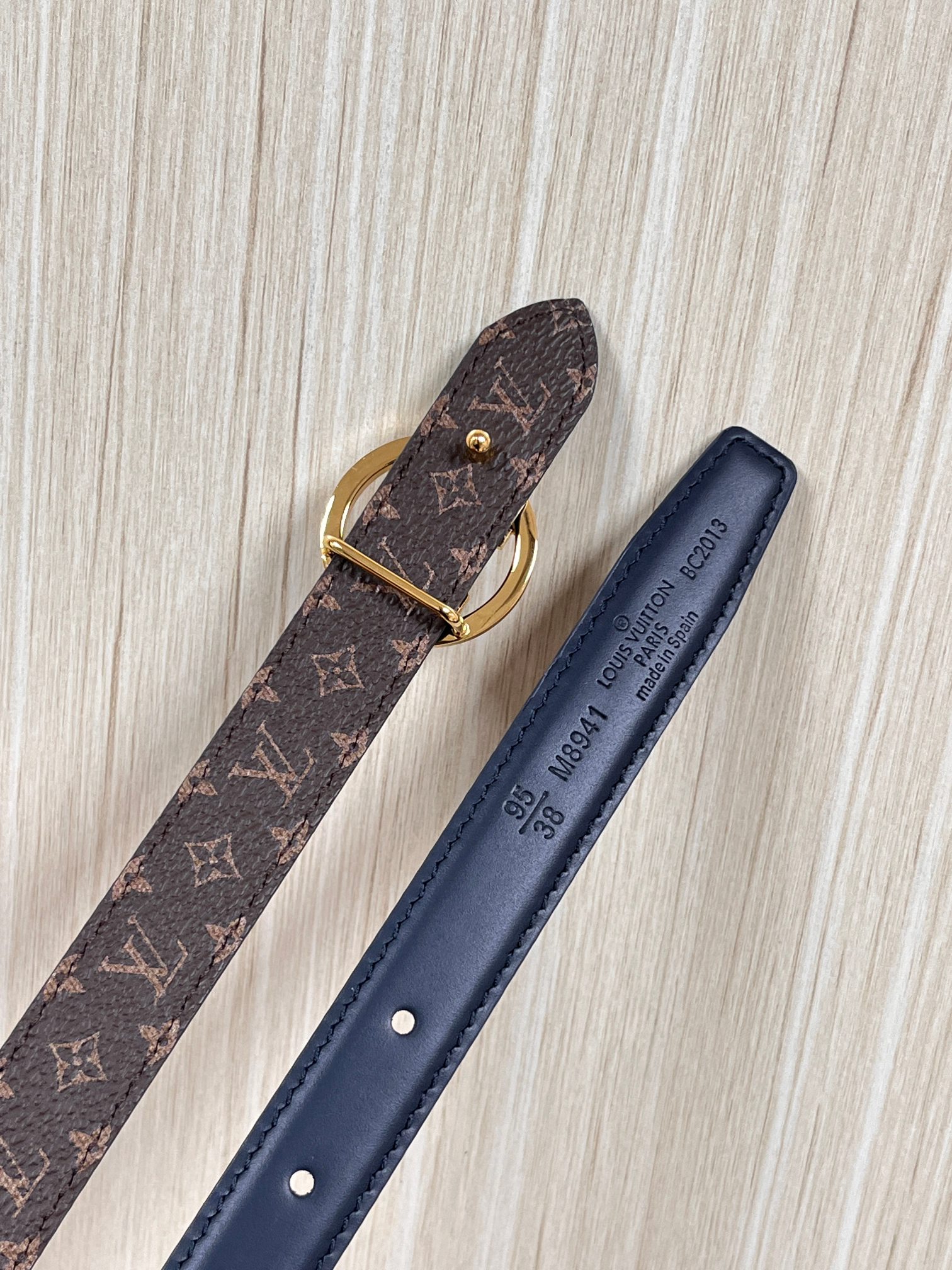 2026当季新款女士细腰带，适配裙装、裤装 正面：海军蓝色光滑小牛皮- 反面：经典Monogram老花涂