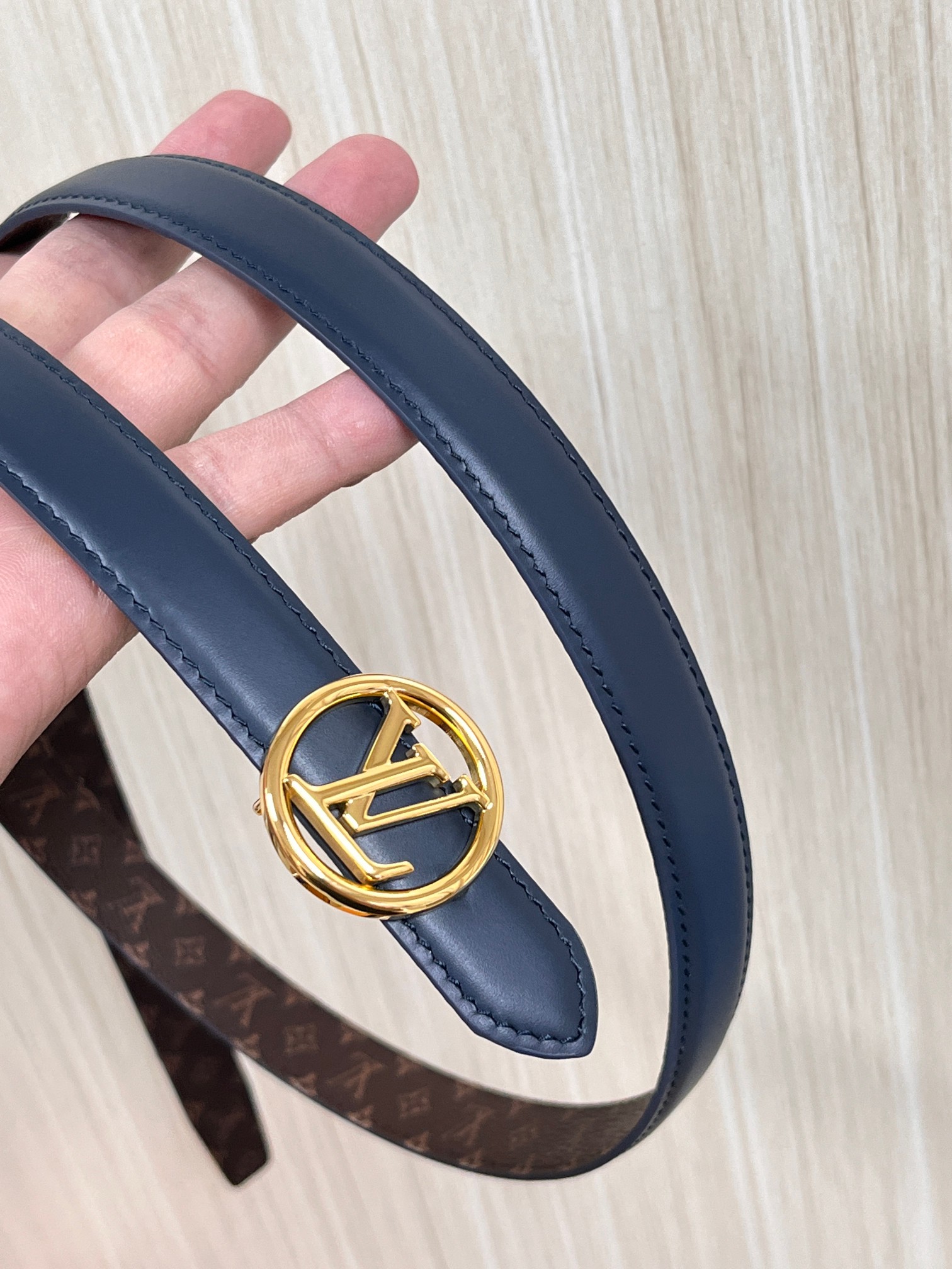 2026当季新款女士细腰带，适配裙装、裤装 正面：海军蓝色光滑小牛皮- 反面：经典Monogram老花涂