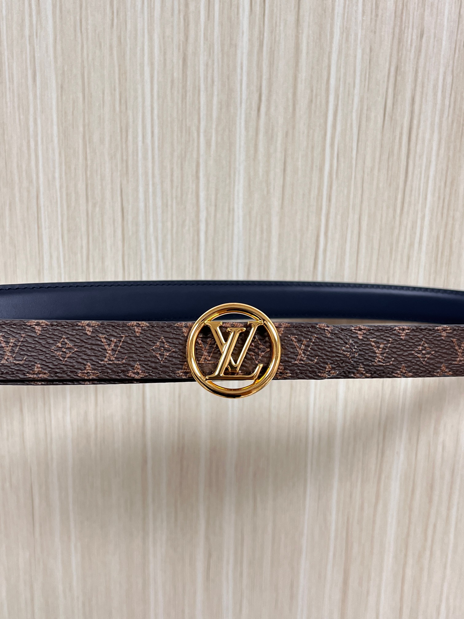 2026当季新款女士细腰带，适配裙装、裤装 正面：海军蓝色光滑小牛皮- 反面：经典Monogram老花涂