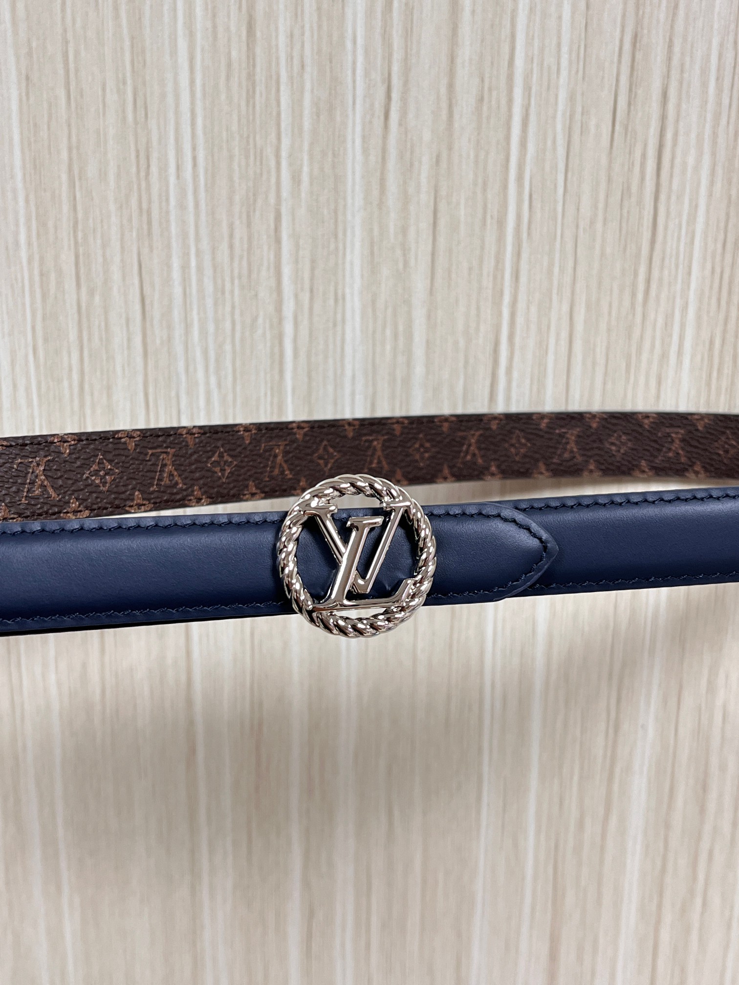 2026当季新款女士细腰带，适配裙装、裤装 正面：海军蓝色光滑小牛皮- 反面：经典Monogram老花涂