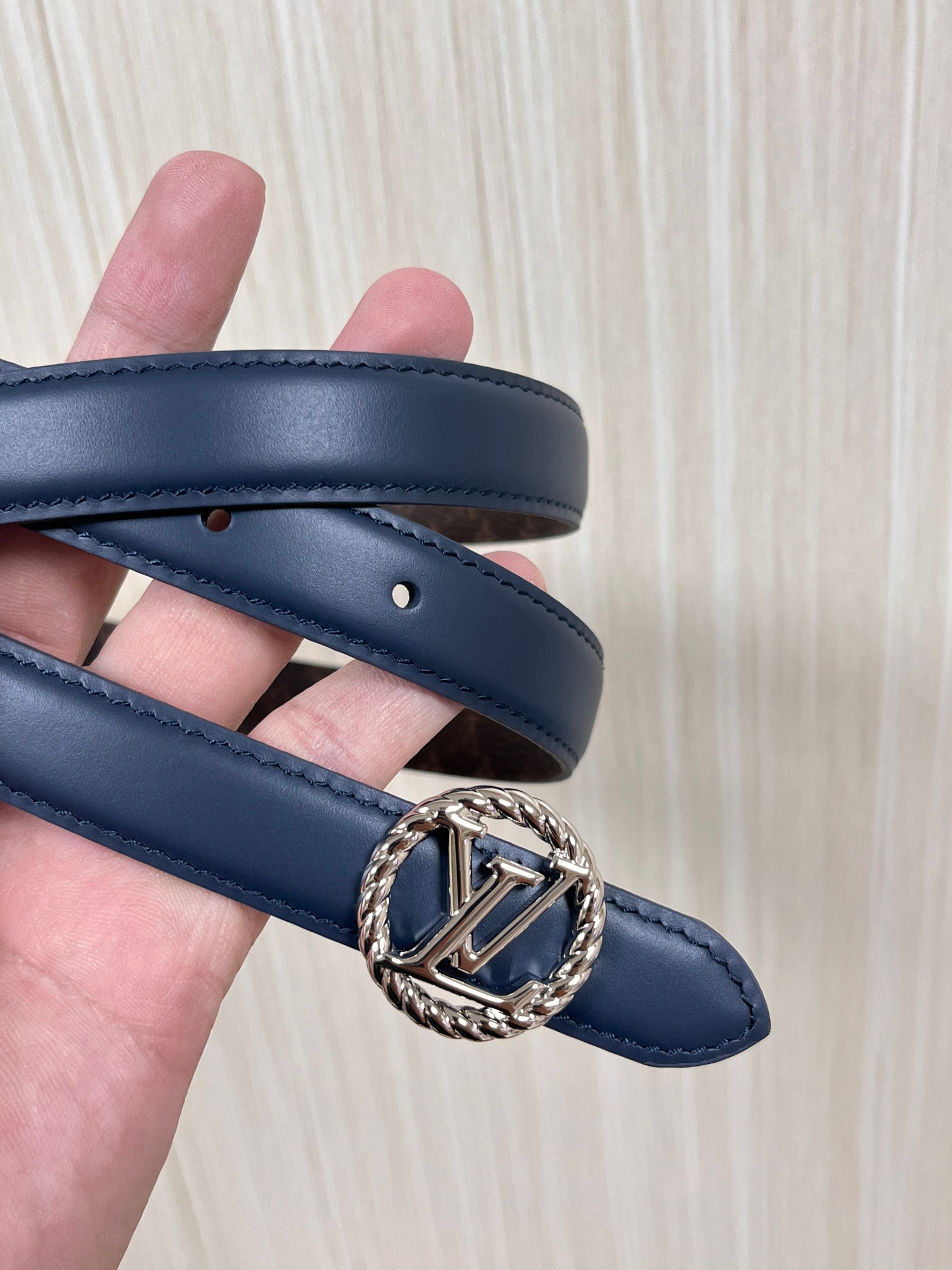2026当季新款女士细腰带，适配裙装、裤装 正面：海军蓝色光滑小牛皮- 反面：经典Monogram老花涂