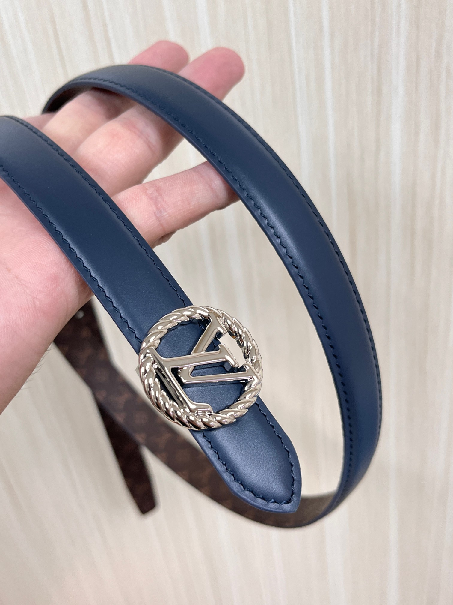2026当季新款女士细腰带，适配裙装、裤装 正面：海军蓝色光滑小牛皮- 反面：经典Monogram老花涂