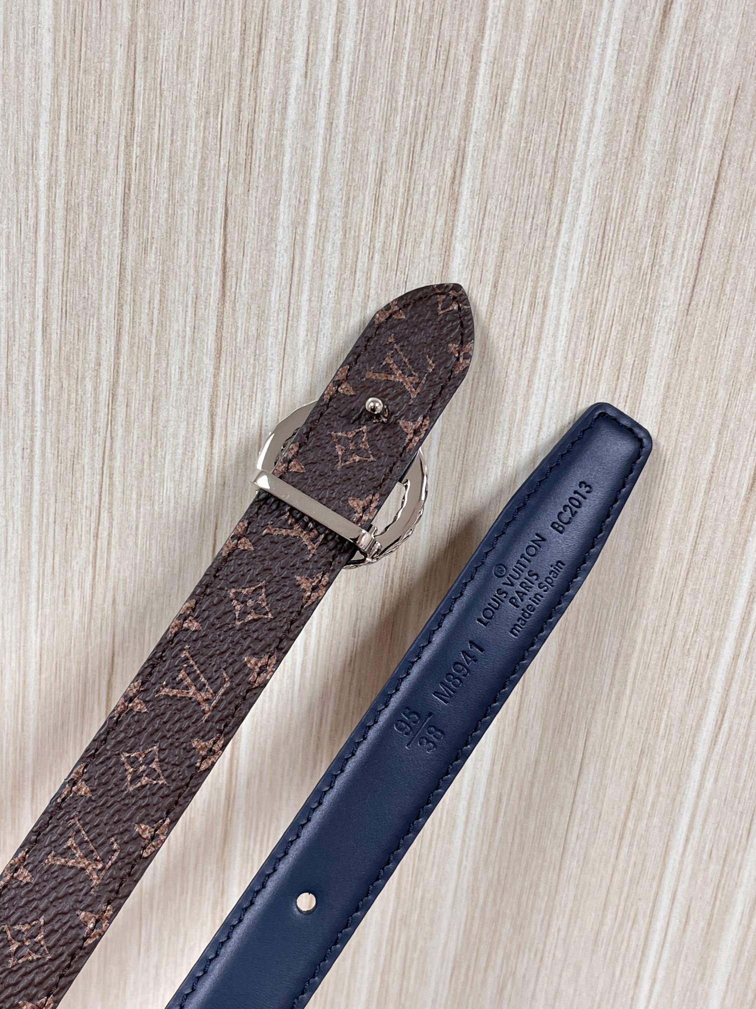 2026当季新款女士细腰带，适配裙装、裤装 正面：海军蓝色光滑小牛皮- 反面：经典Monogram老花涂