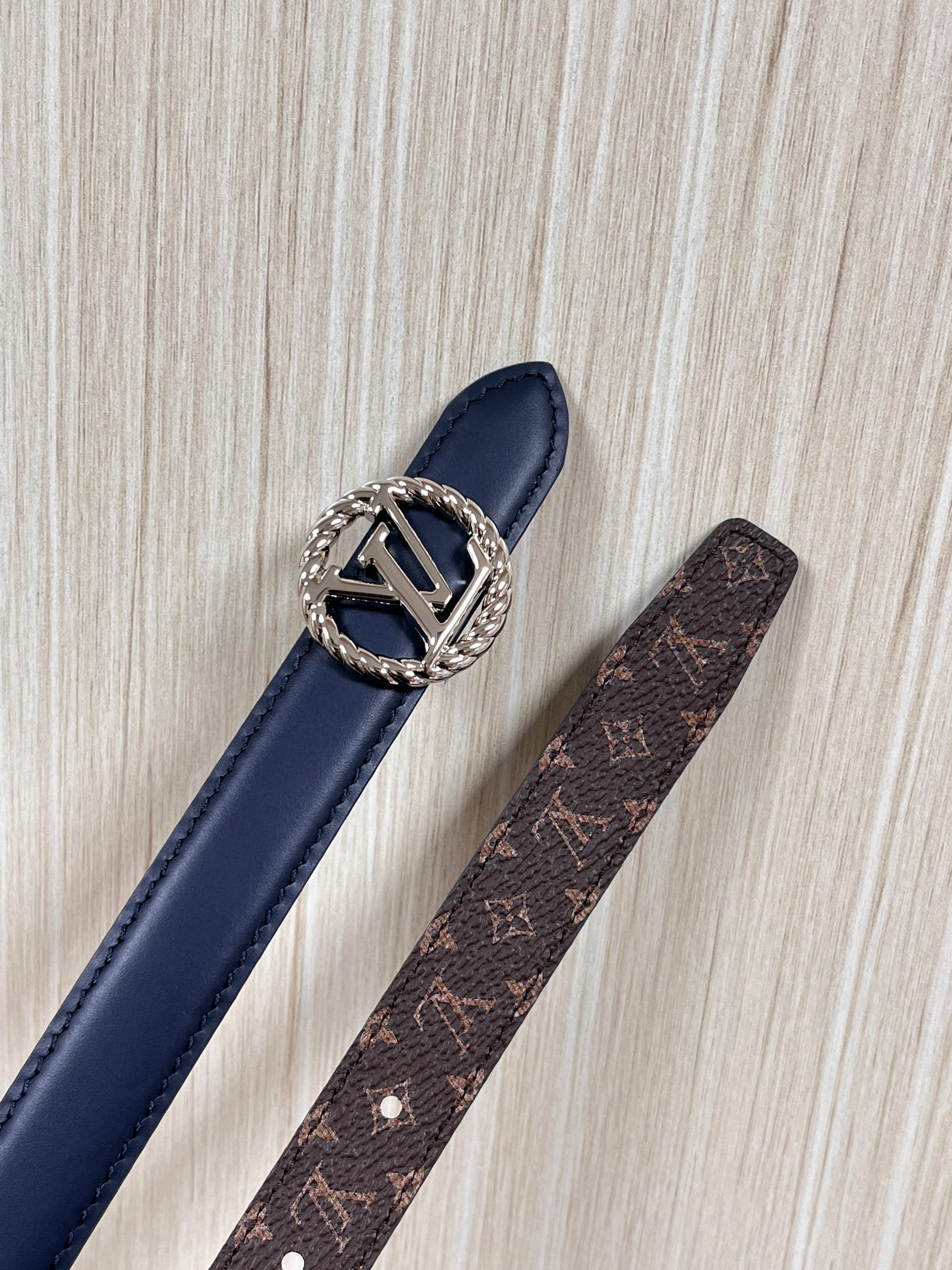2026当季新款女士细腰带，适配裙装、裤装 正面：海军蓝色光滑小牛皮- 反面：经典Monogram老花涂