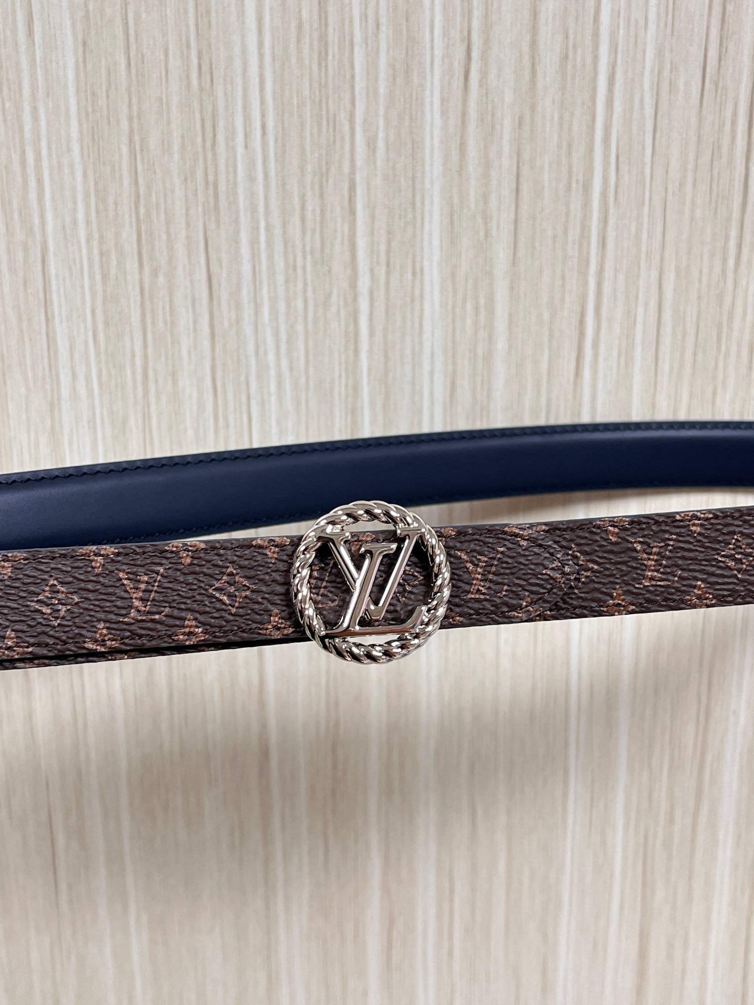 2026当季新款女士细腰带，适配裙装、裤装 正面：海军蓝色光滑小牛皮- 反面：经典Monogram老花涂