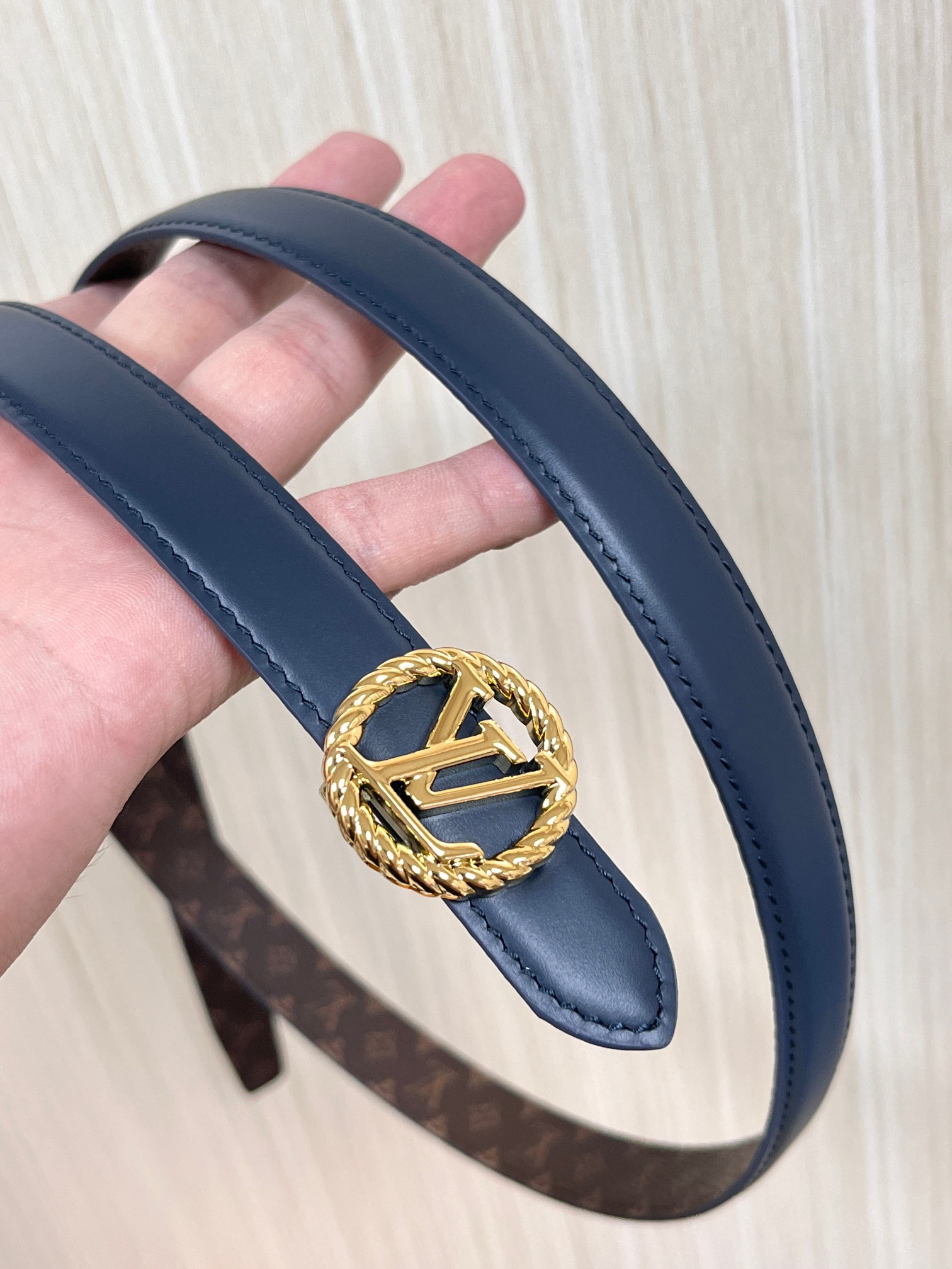 2026当季新款女士细腰带，适配裙装、裤装 正面：海军蓝色光滑小牛皮- 反面：经典Monogram老花涂