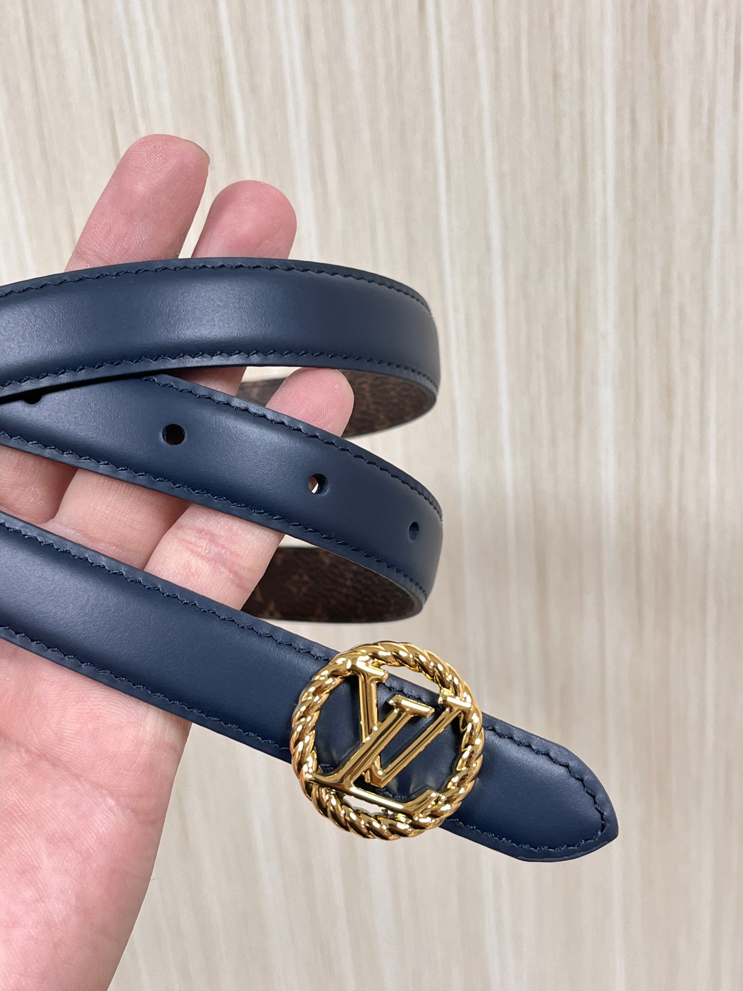 2026当季新款女士细腰带，适配裙装、裤装 正面：海军蓝色光滑小牛皮- 反面：经典Monogram老花涂