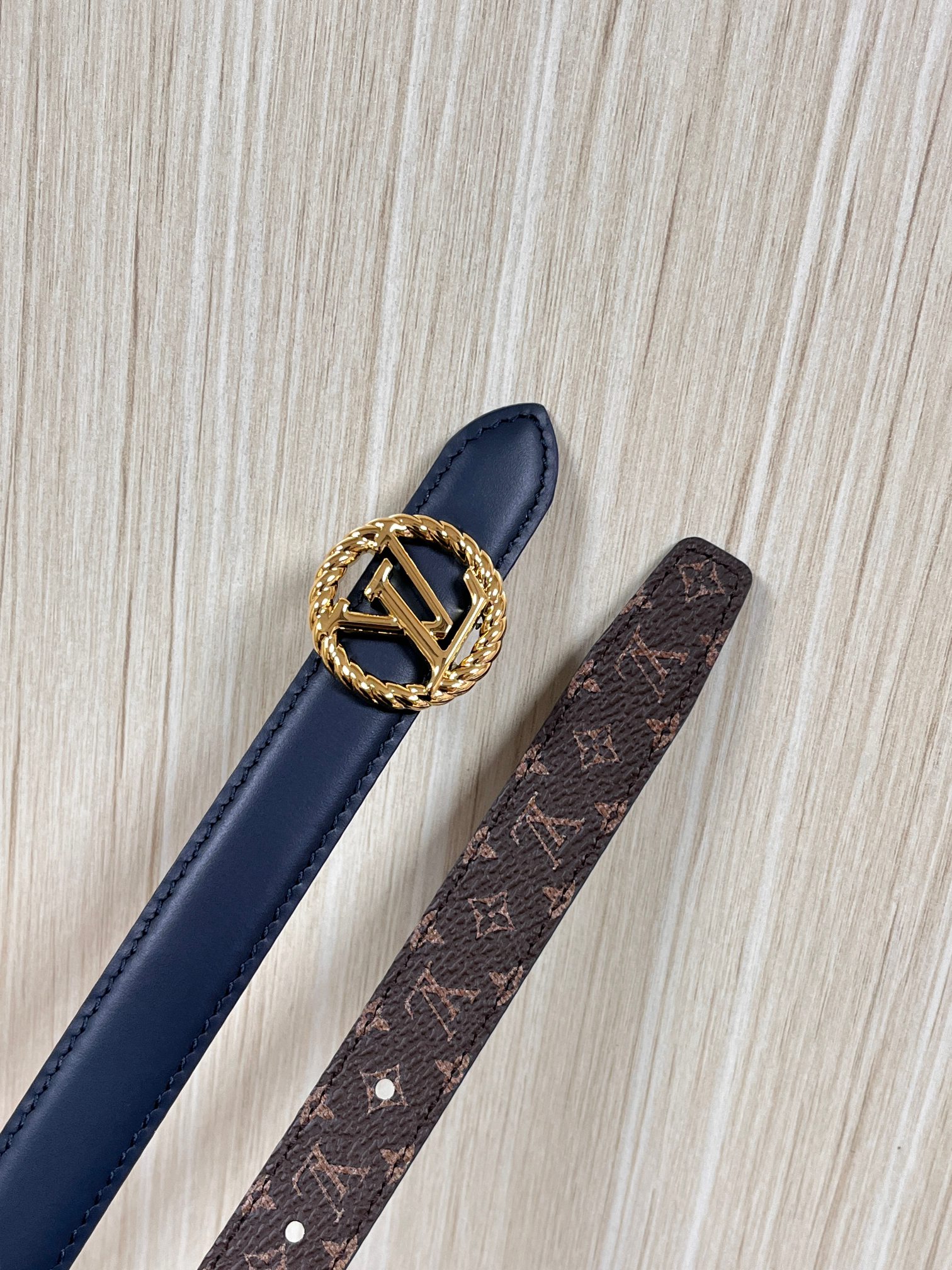 2026当季新款女士细腰带，适配裙装、裤装 正面：海军蓝色光滑小牛皮- 反面：经典Monogram老花涂