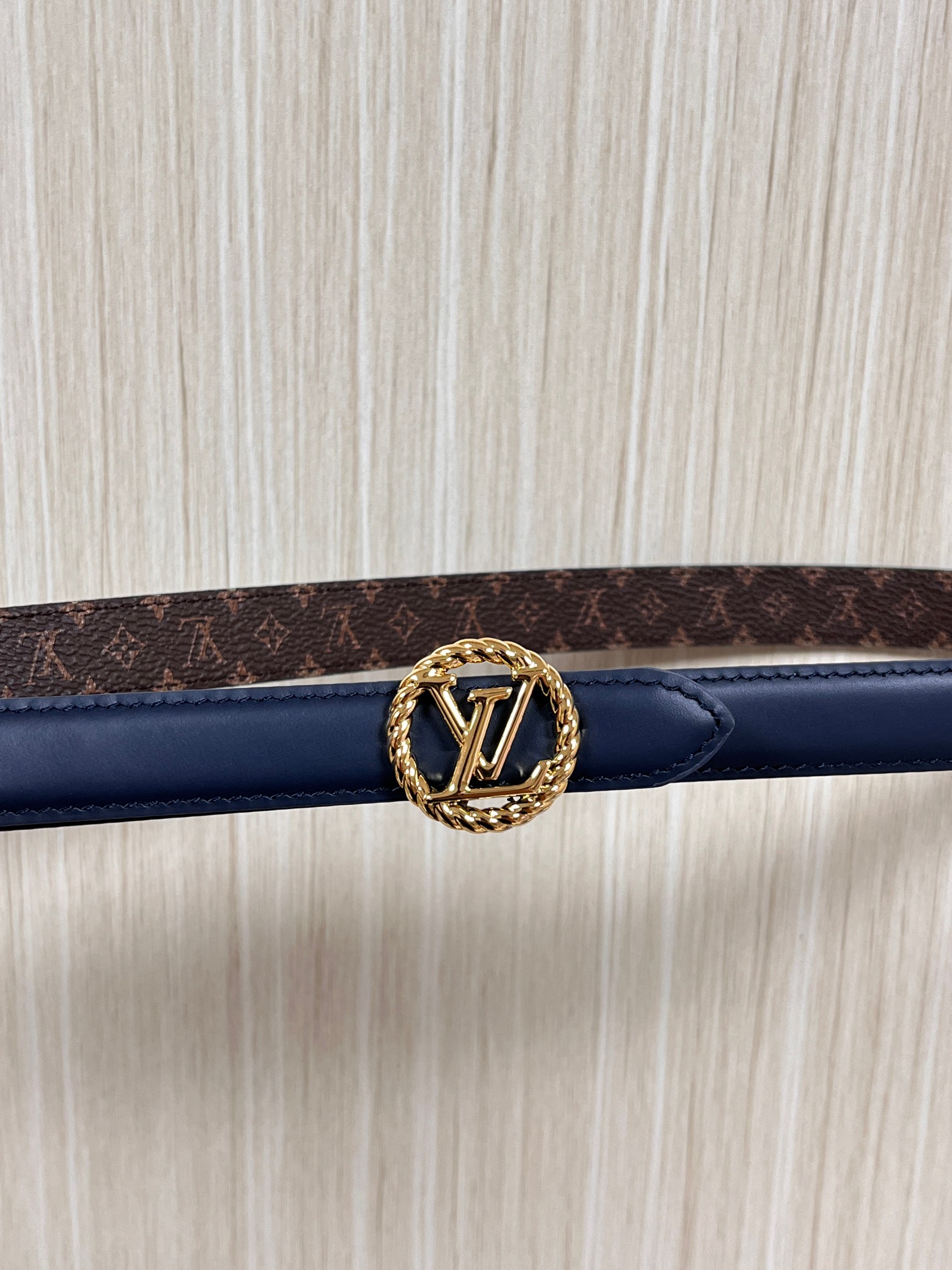 2026当季新款女士细腰带，适配裙装、裤装 正面：海军蓝色光滑小牛皮- 反面：经典Monogram老花涂