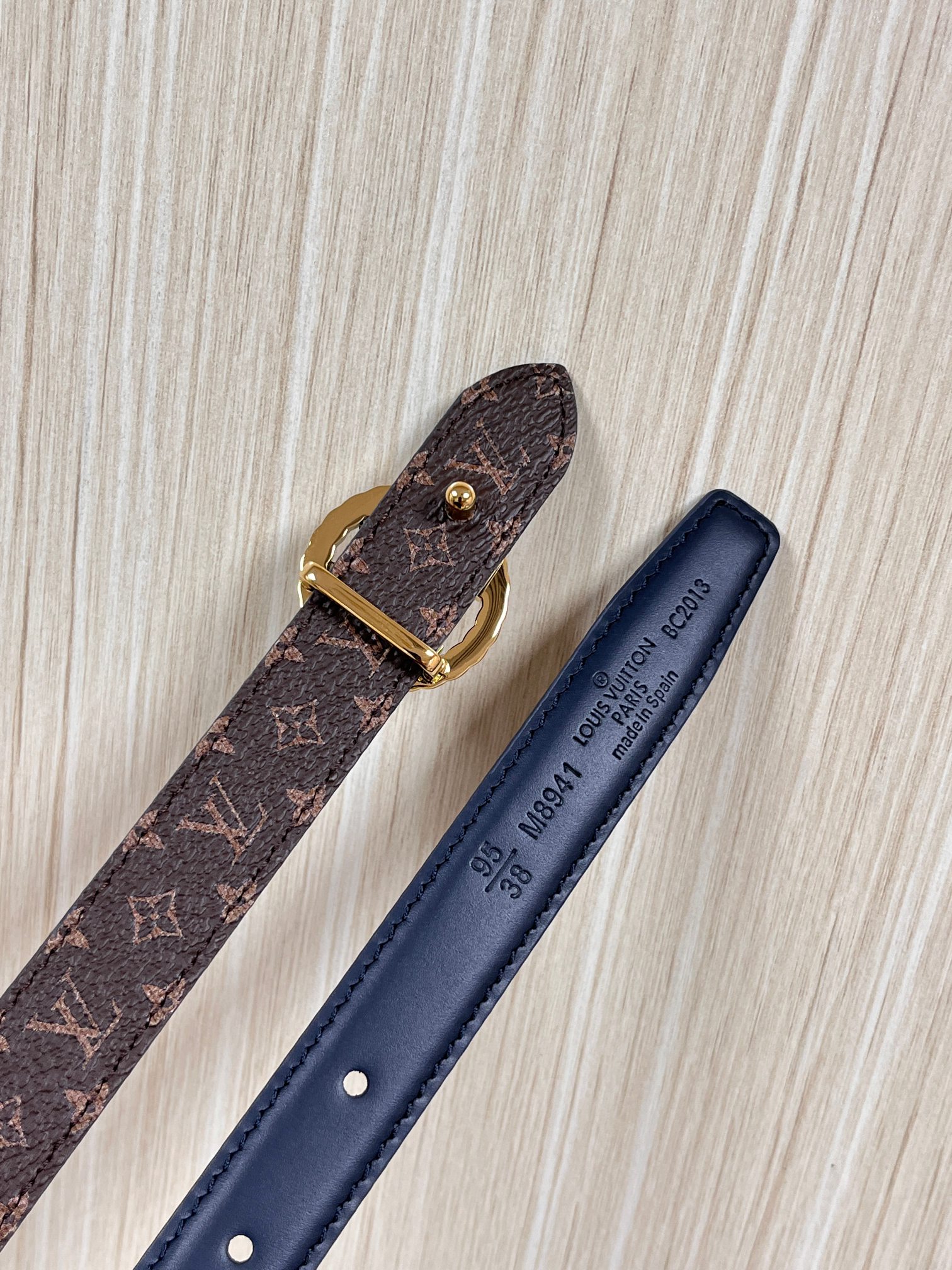 2026当季新款女士细腰带，适配裙装、裤装 正面：海军蓝色光滑小牛皮- 反面：经典Monogram老花涂