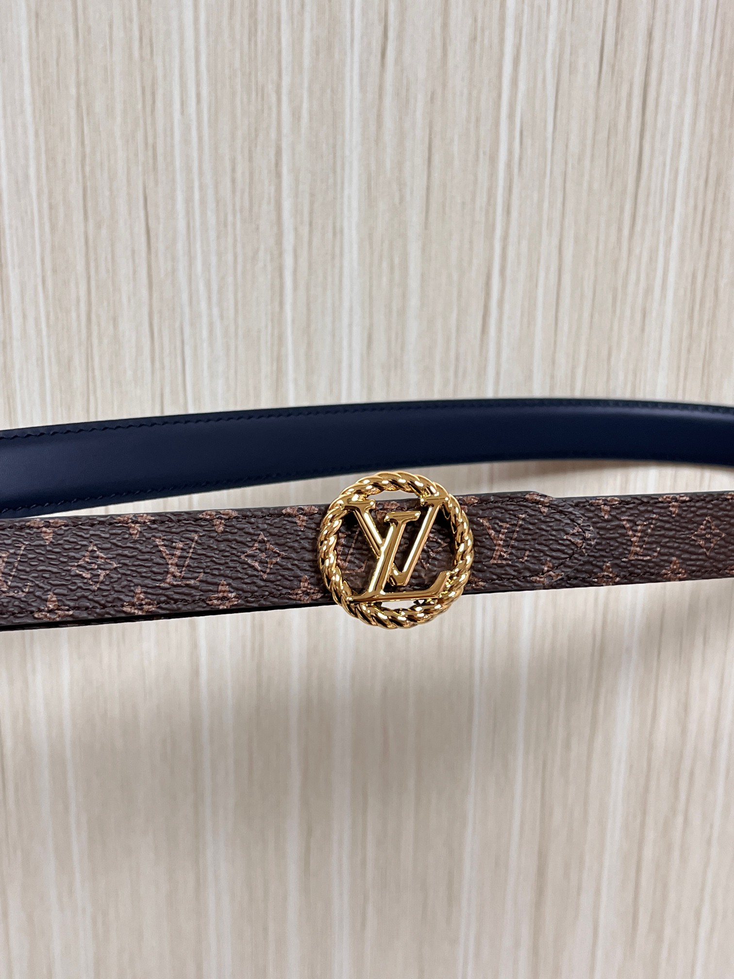 2026当季新款女士细腰带，适配裙装、裤装 正面：海军蓝色光滑小牛皮- 反面：经典Monogram老花涂