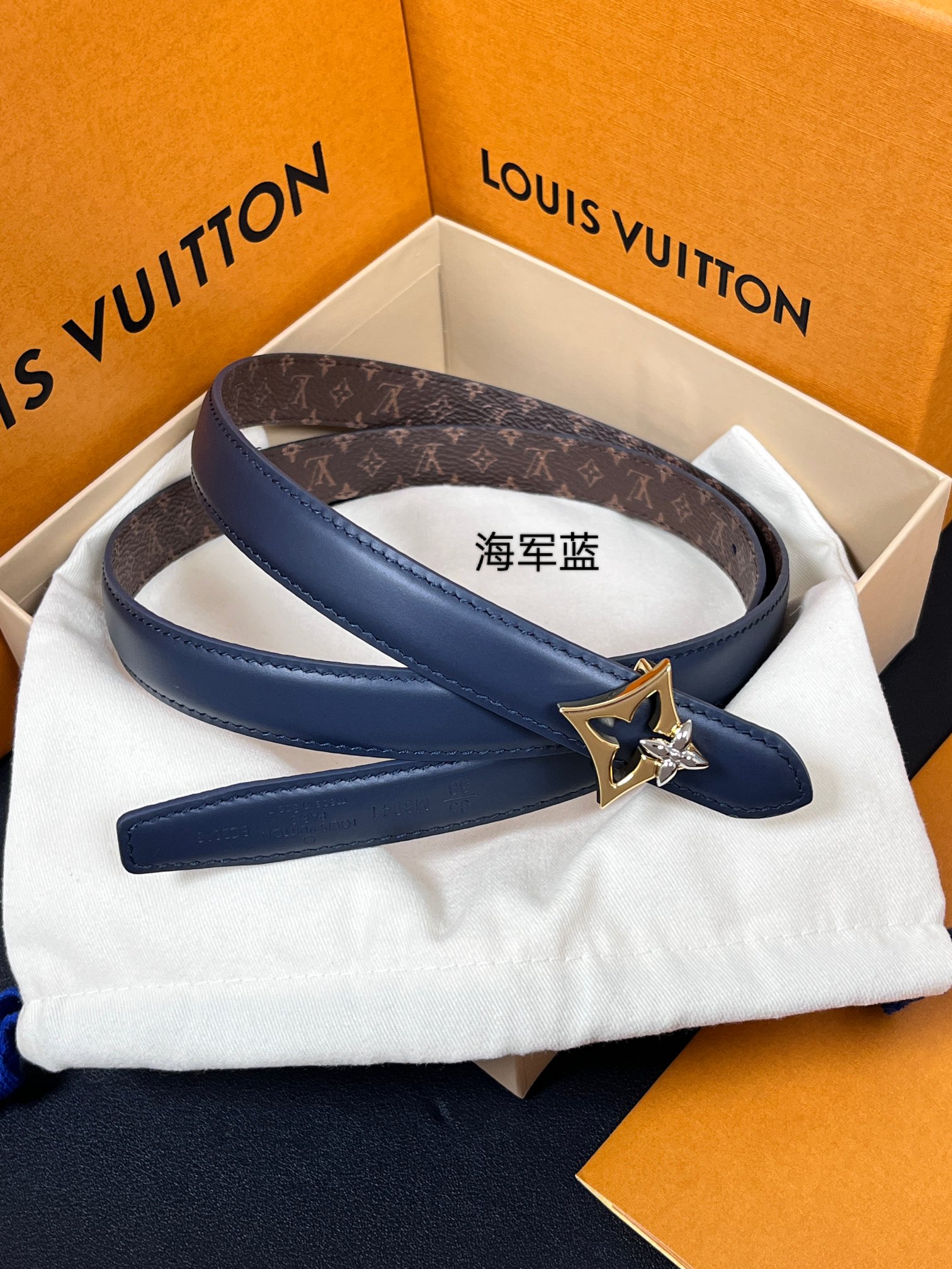 2026当季新款女士细腰带，适配裙装、裤装 正面：海军蓝色光滑小牛皮- 反面：经典Monogram老花涂