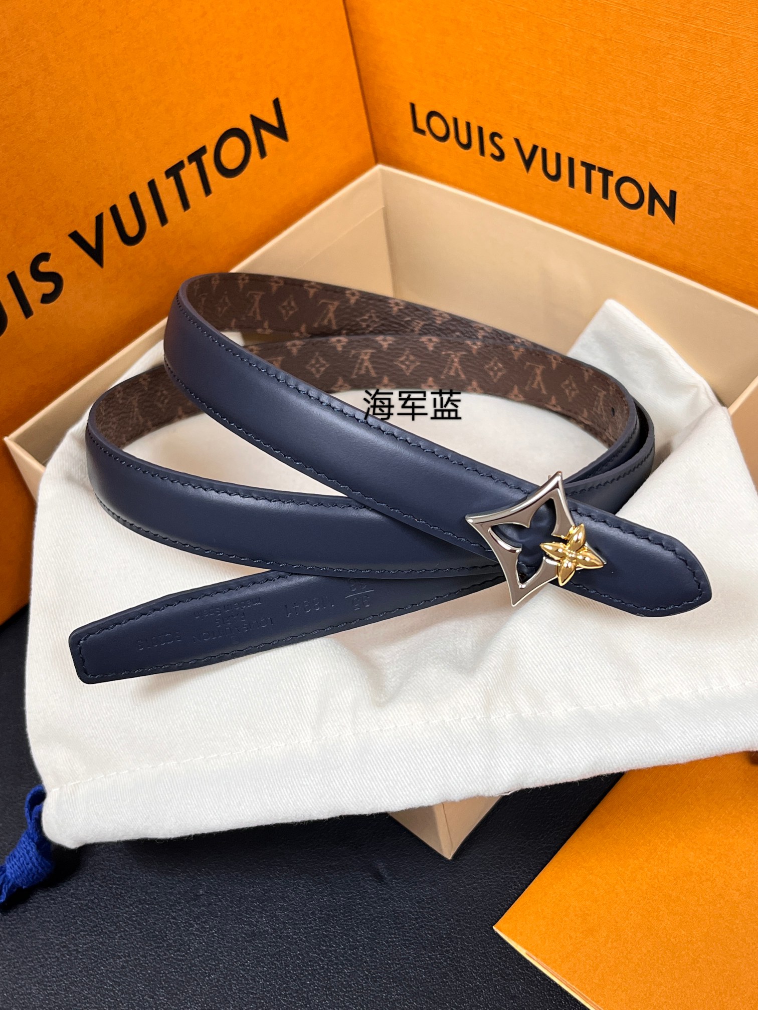 2026当季新款女士细腰带，适配裙装、裤装 正面：海军蓝色光滑小牛皮- 反面：经典Monogram老花涂