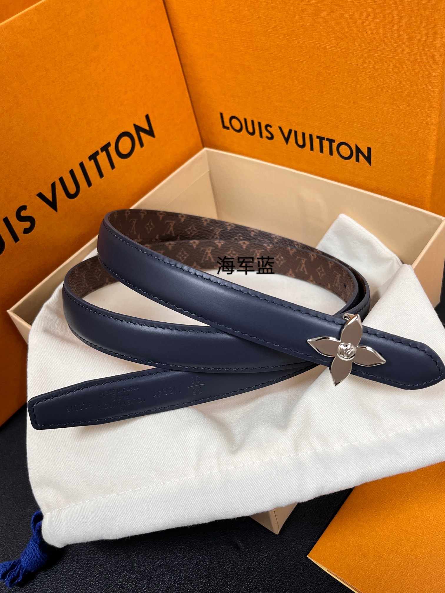 2026当季新款女士细腰带，适配裙装、裤装 正面：海军蓝色光滑小牛皮- 反面：经典Monogram老花涂