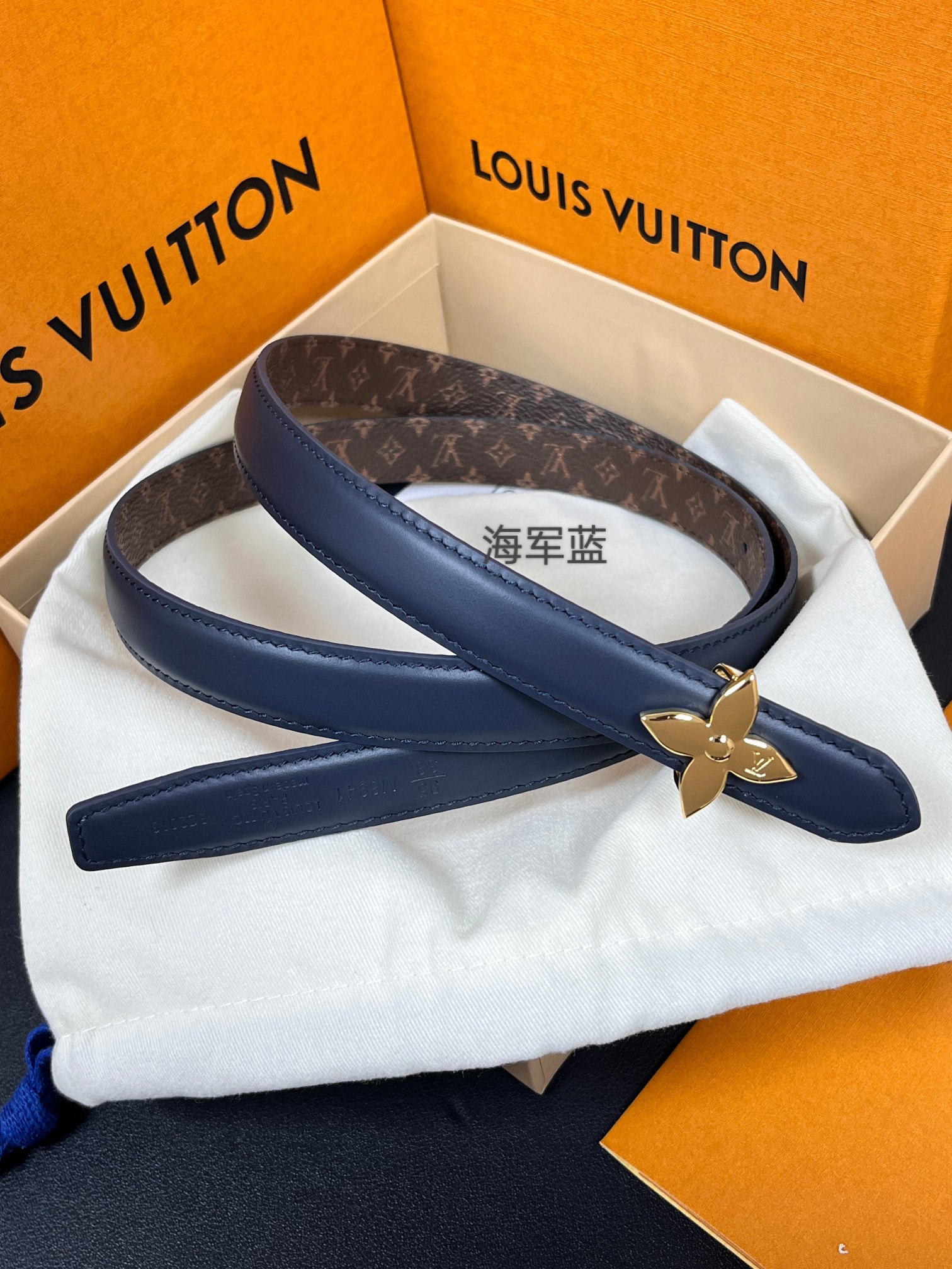 2026当季新款女士细腰带，适配裙装、裤装 正面：海军蓝色光滑小牛皮- 反面：经典Monogram老花涂