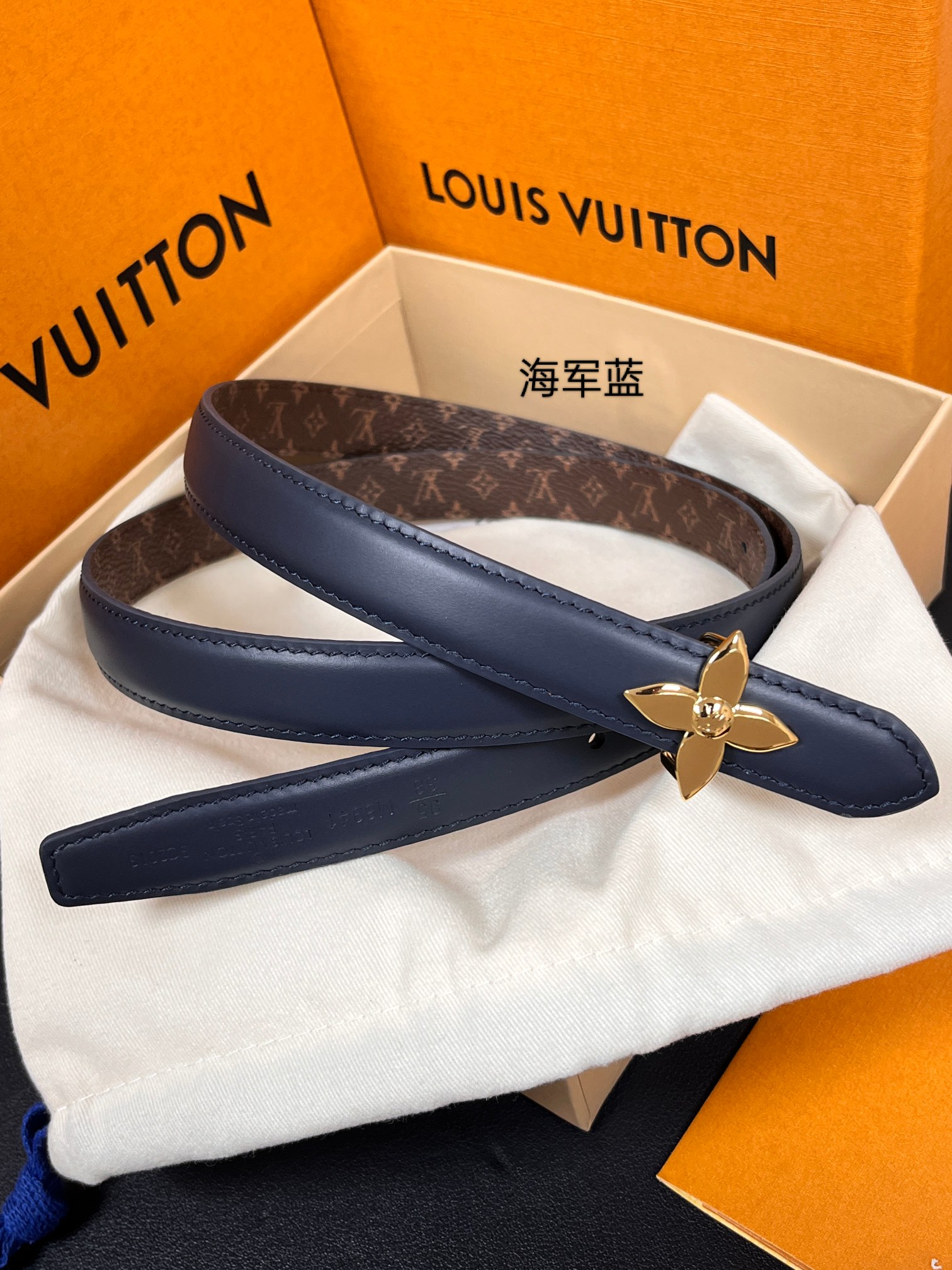 2026当季新款女士细腰带，适配裙装、裤装 正面：海军蓝色光滑小牛皮- 反面：经典Monogram老花涂