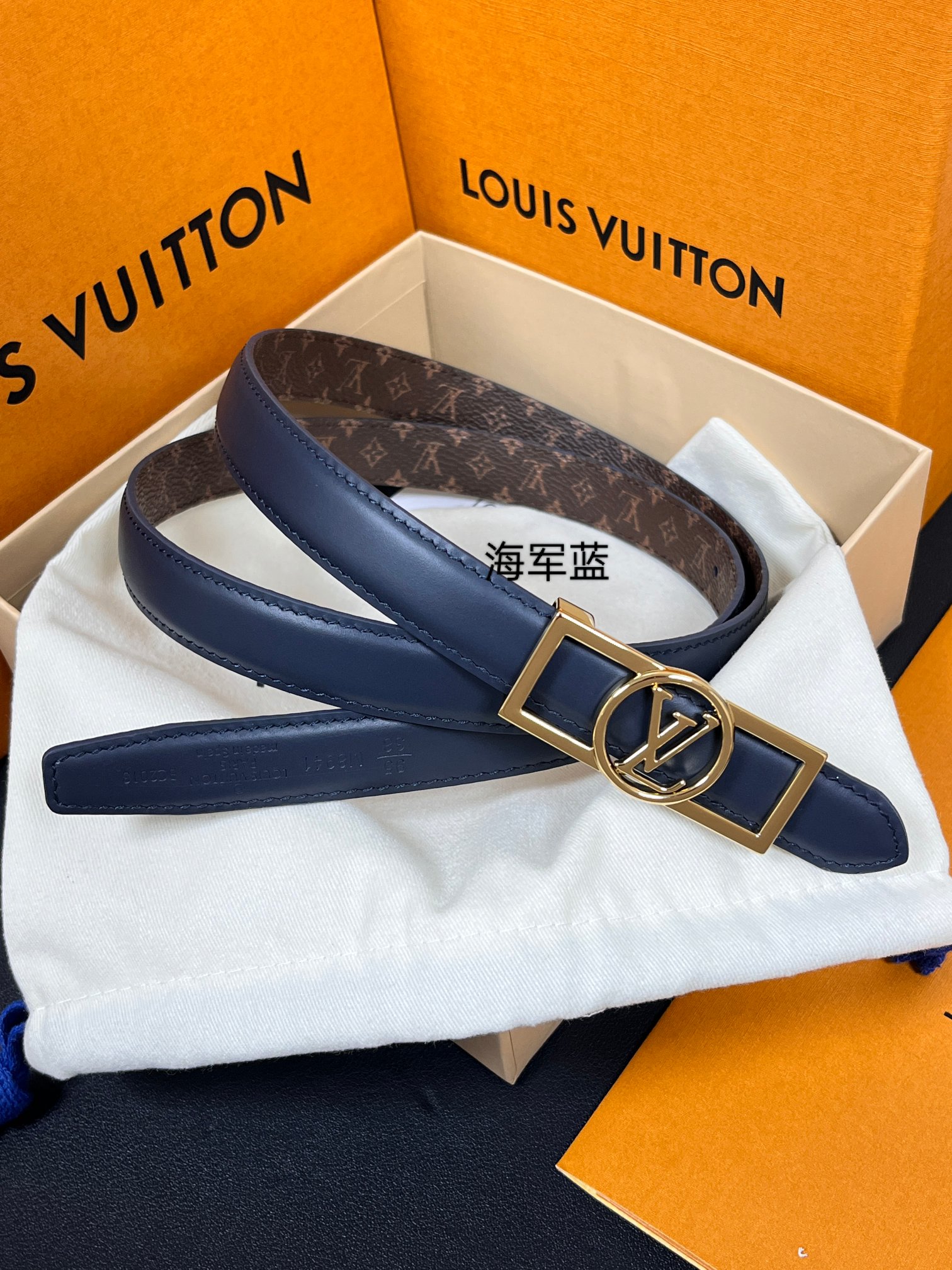 2026当季新款女士细腰带，适配裙装、裤装 正面：海军蓝色光滑小牛皮- 反面：经典Monogram老花涂