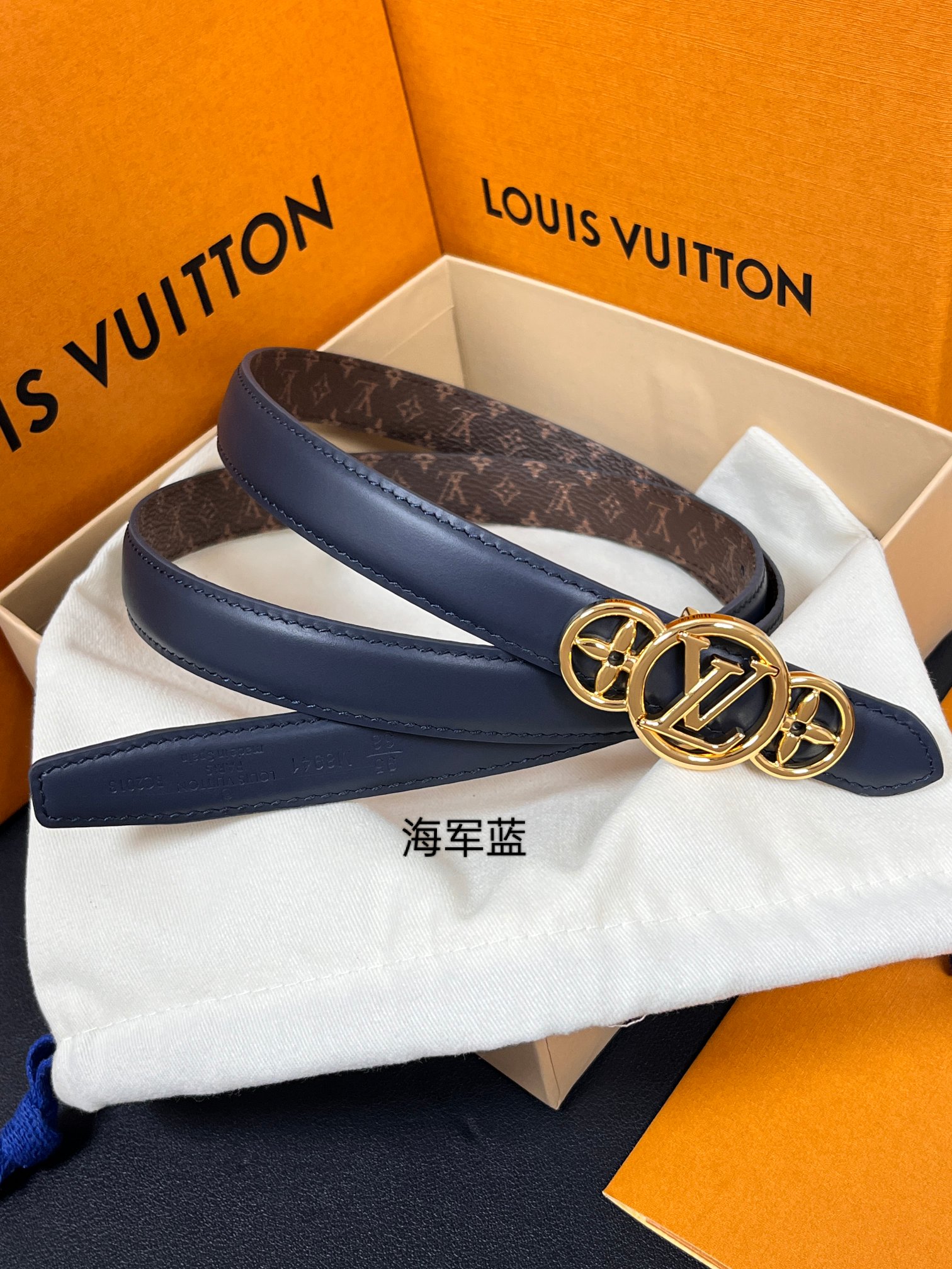 2026当季新款女士细腰带，适配裙装、裤装 正面：海军蓝色光滑小牛皮- 反面：经典Monogram老花涂