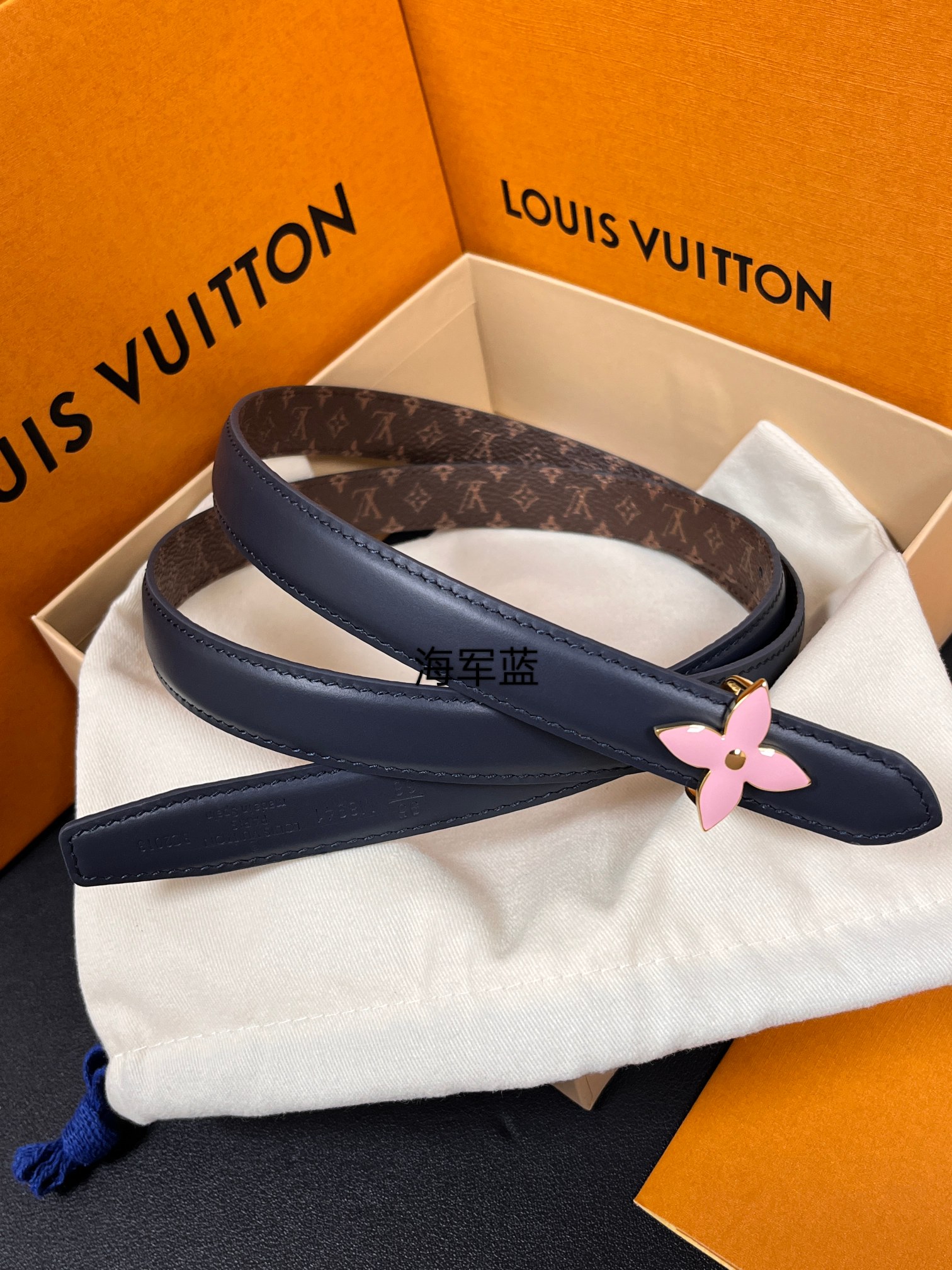 2026当季新款女士细腰带，适配裙装、裤装 正面：海军蓝色光滑小牛皮- 反面：经典Monogram老花涂