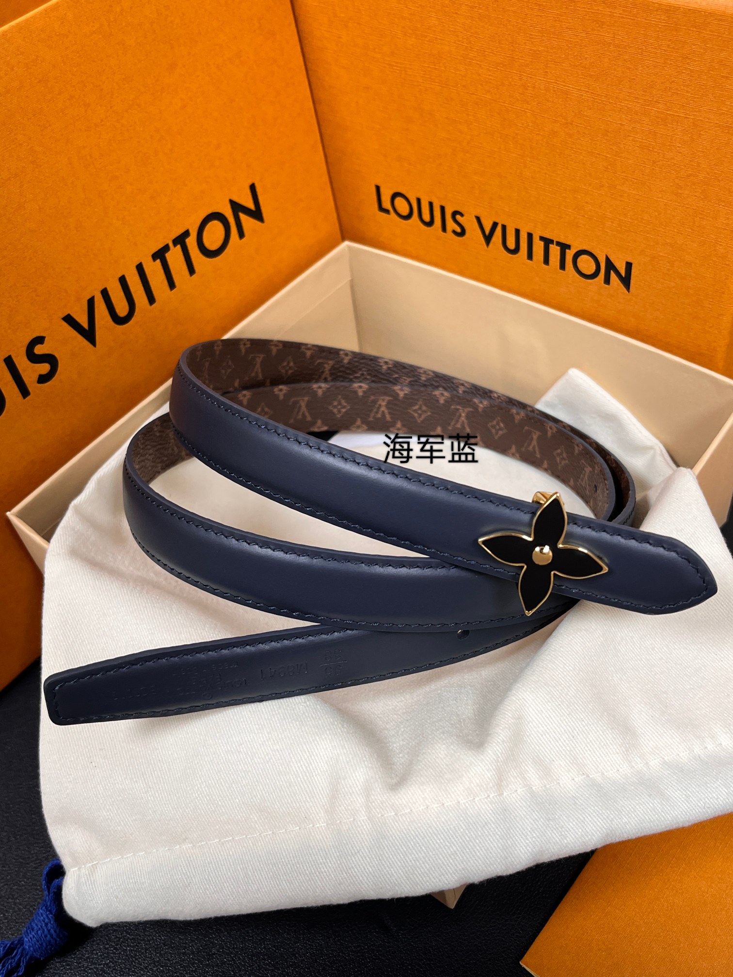 2026当季新款女士细腰带，适配裙装、裤装 正面：海军蓝色光滑小牛皮- 反面：经典Monogram老花涂