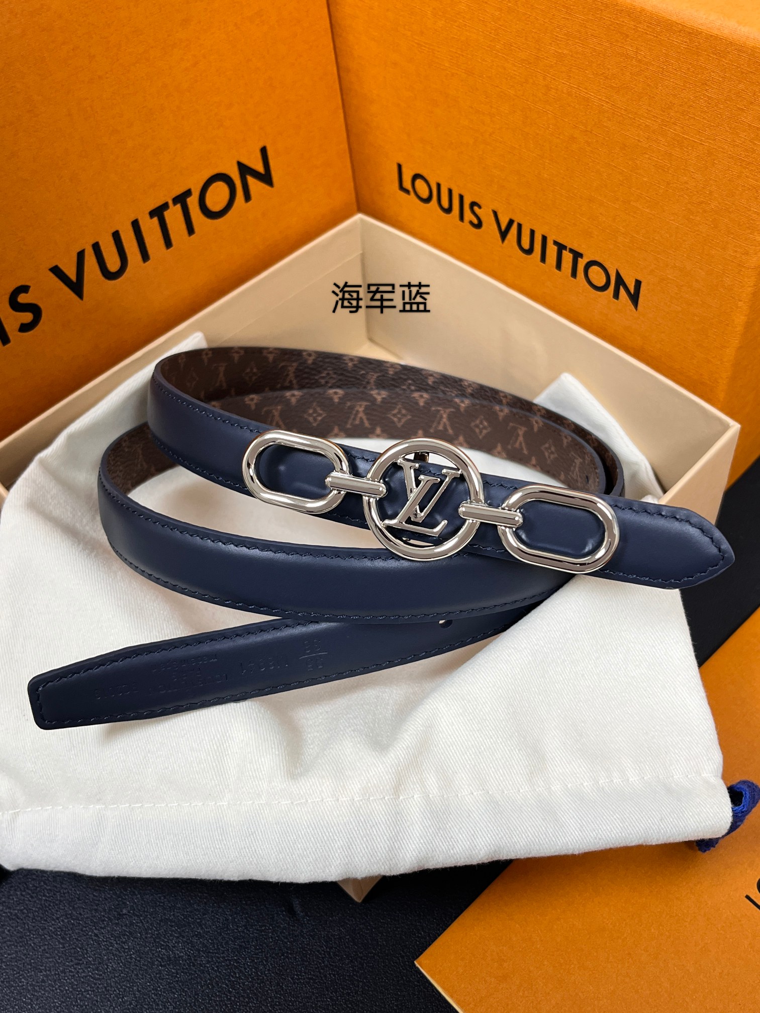 2026当季新款女士细腰带，适配裙装、裤装 正面：海军蓝色光滑小牛皮- 反面：经典Monogram老花涂
