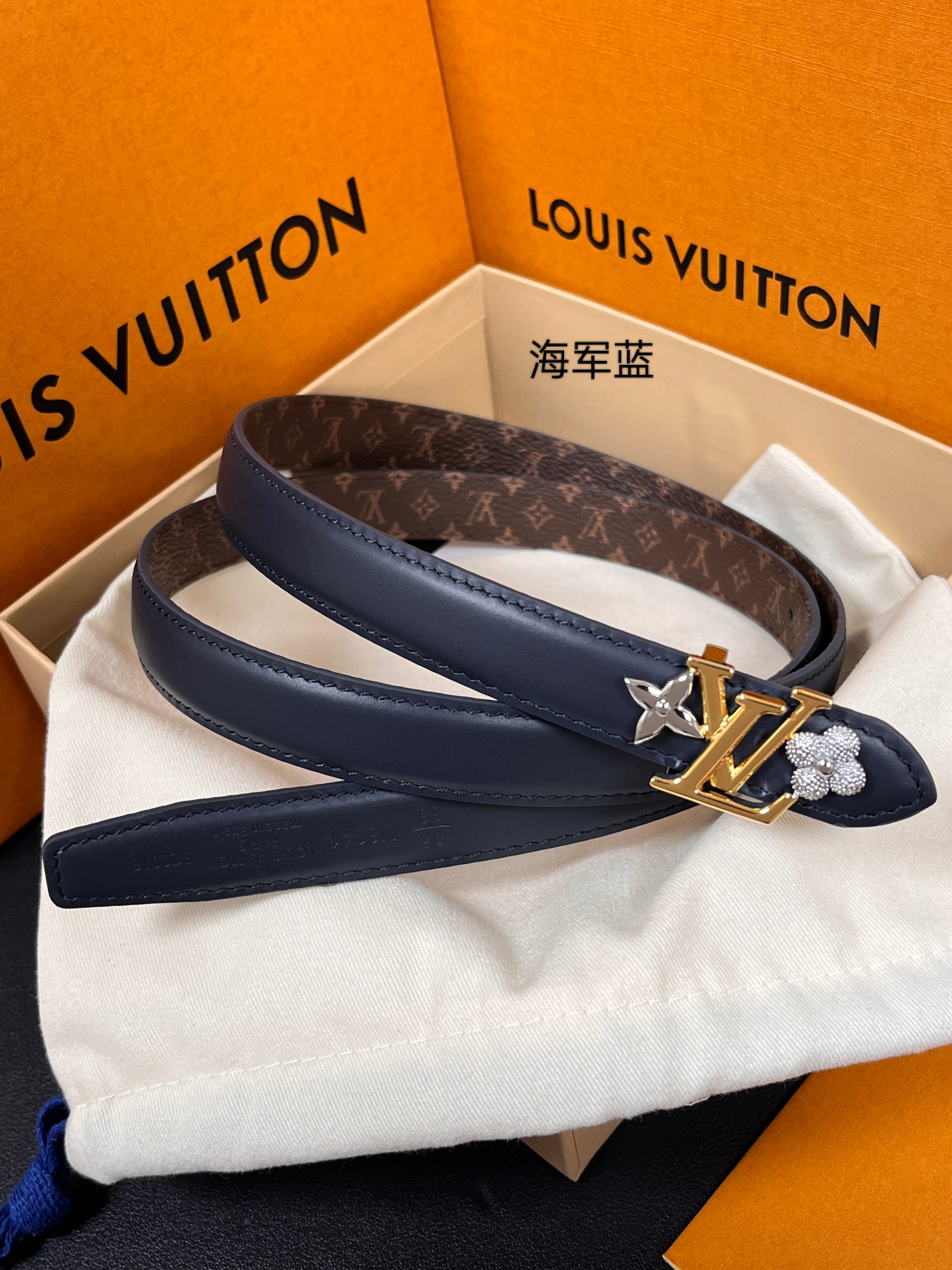 2026当季新款女士细腰带，适配裙装、裤装 正面：海军蓝色光滑小牛皮- 反面：经典Monogram老花涂