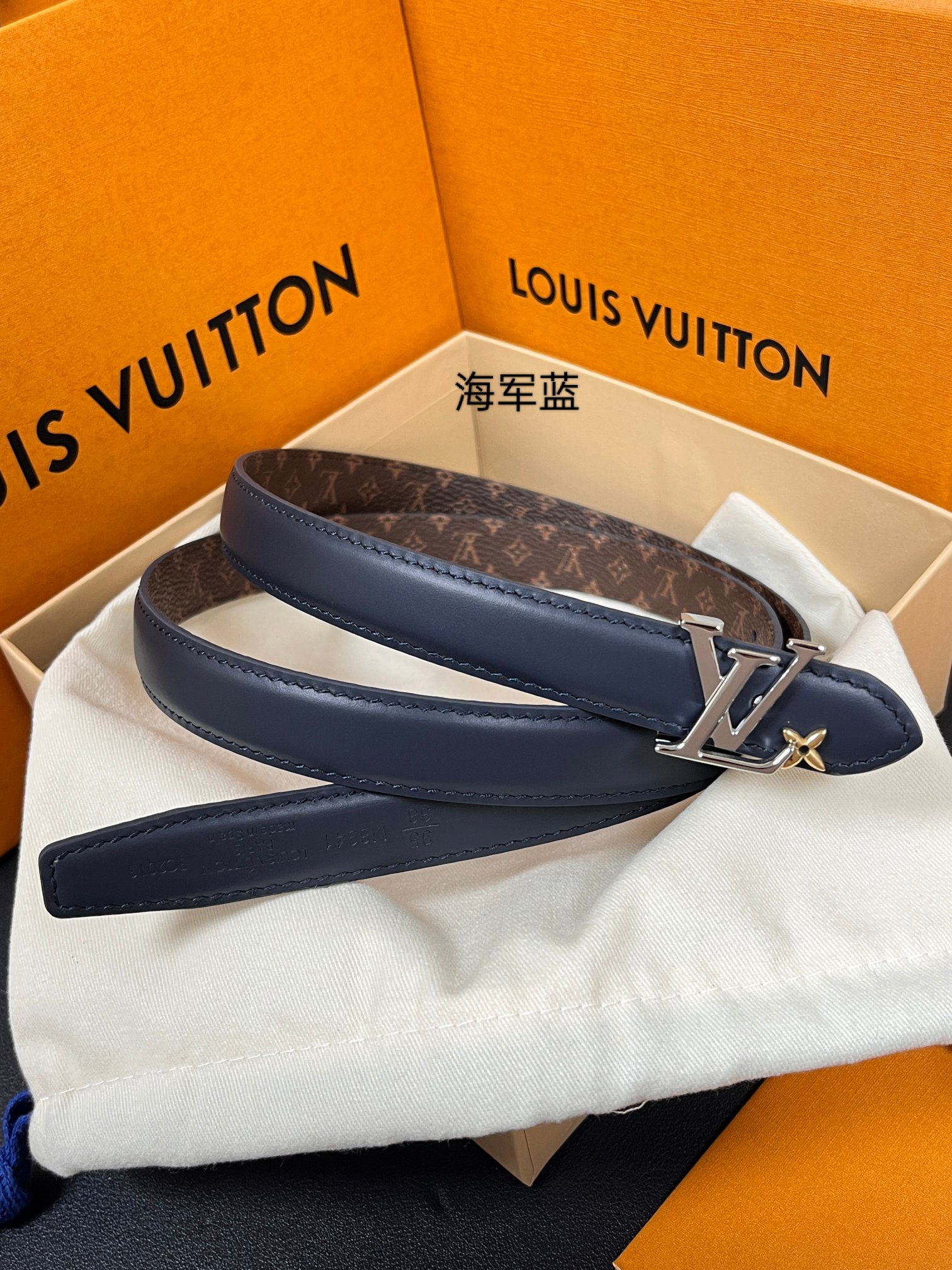 2026当季新款女士细腰带，适配裙装、裤装 正面：海军蓝色光滑小牛皮- 反面：经典Monogram老花涂