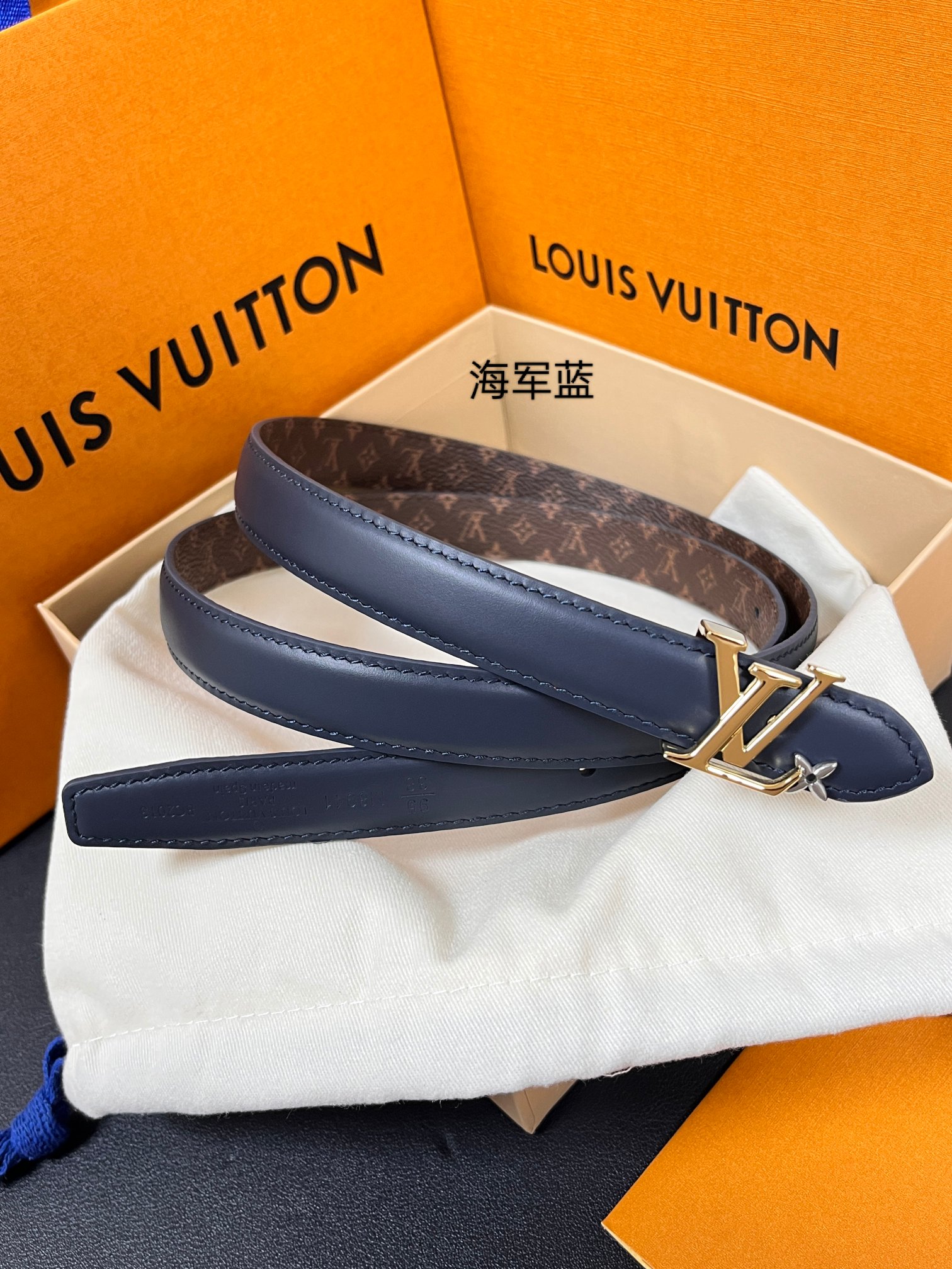 2026当季新款女士细腰带，适配裙装、裤装 正面：海军蓝色光滑小牛皮- 反面：经典Monogram老花涂