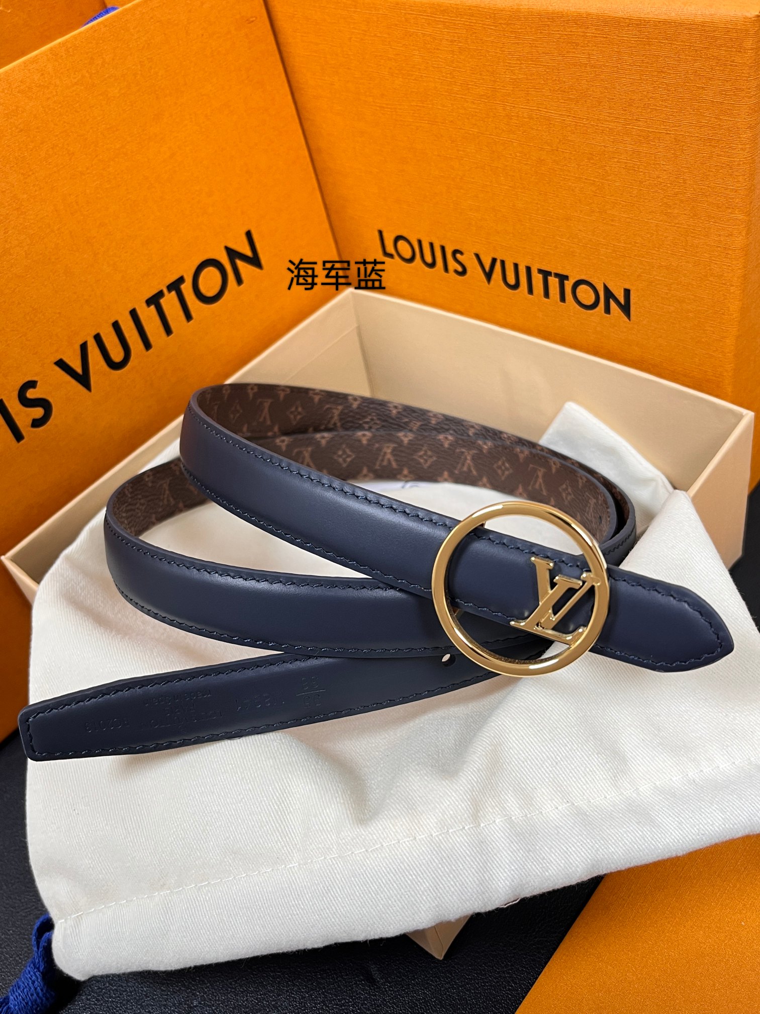 2026当季新款女士细腰带，适配裙装、裤装 正面：海军蓝色光滑小牛皮- 反面：经典Monogram老花涂