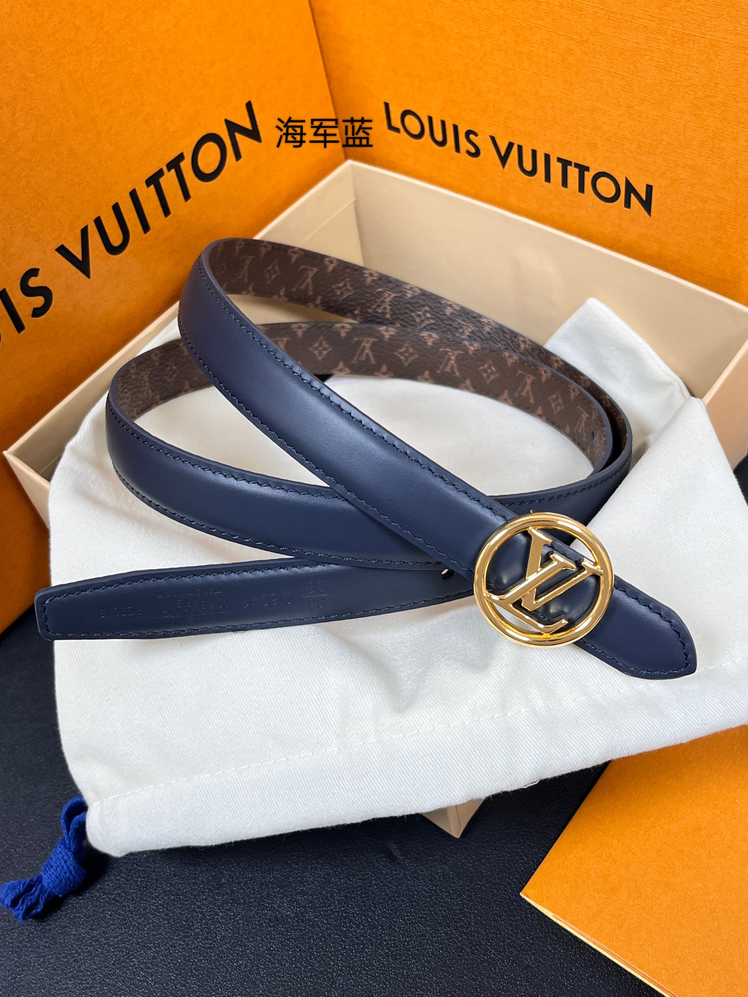 2026当季新款女士细腰带，适配裙装、裤装 正面：海军蓝色光滑小牛皮- 反面：经典Monogram老花涂