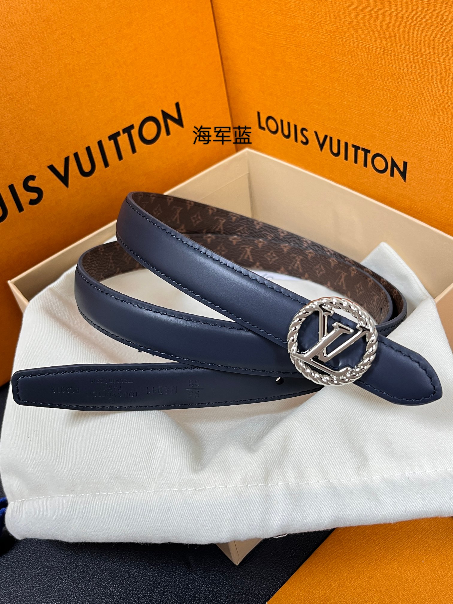 2026当季新款女士细腰带，适配裙装、裤装 正面：海军蓝色光滑小牛皮- 反面：经典Monogram老花涂