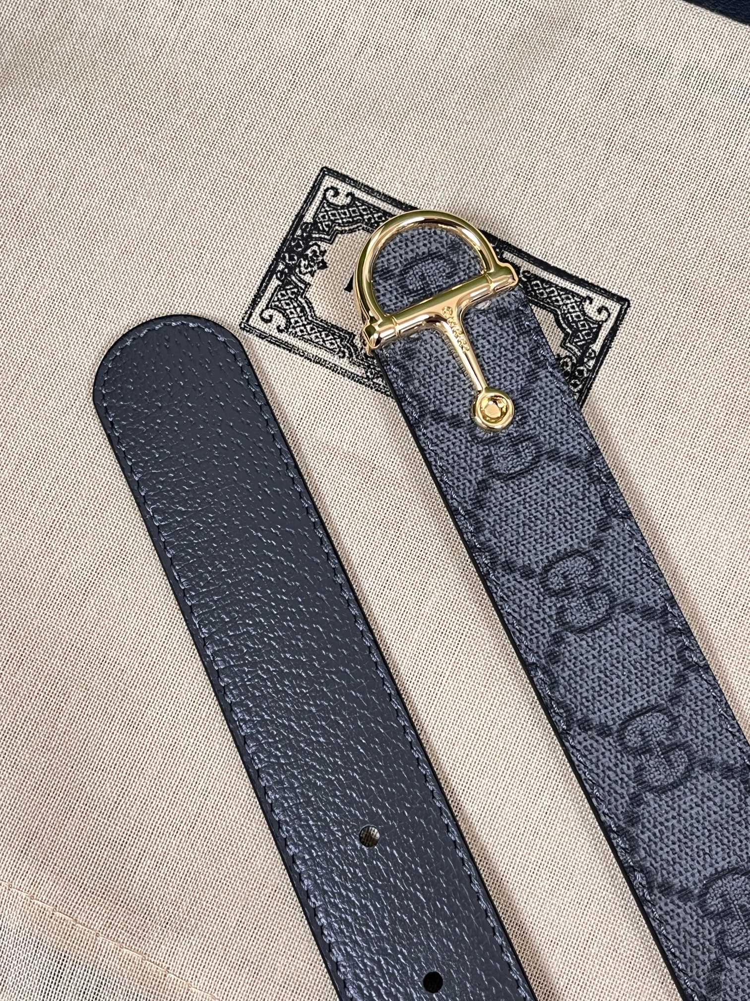 当季新款 Gucci 新品 一面新款灰黑pvc印花 另一面进口灰色猪皮纹小牛皮-Top High Quatity Cheap Sneakers Fashion Clothing Clothes Bags handbags Shoes of all Brand wholesale With The best Quality And Beautiful Price from China Factory Chinese suppliers wholesaler seller 当季新款 Gucci 新品 一面新款灰黑pvc印花 另一面进口灰色猪皮纹小牛皮