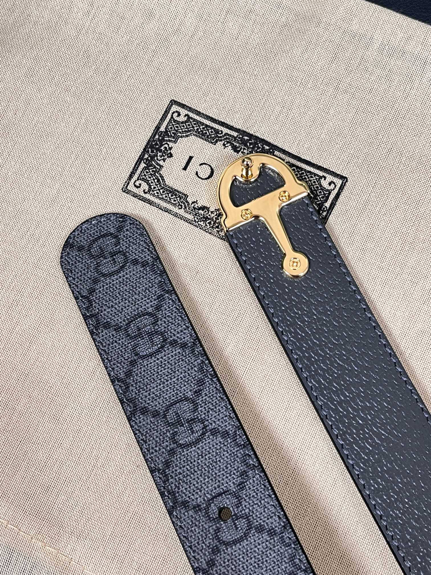 当季新款 Gucci 新品 一面新款灰黑pvc印花 另一面进口灰色猪皮纹小牛皮-Top High Quatity Cheap Sneakers Fashion Clothing Clothes Bags handbags Shoes of all Brand wholesale With The best Quality And Beautiful Price from China Factory Chinese suppliers wholesaler seller 当季新款 Gucci 新品 一面新款灰黑pvc印花 另一面进口灰色猪皮纹小牛皮