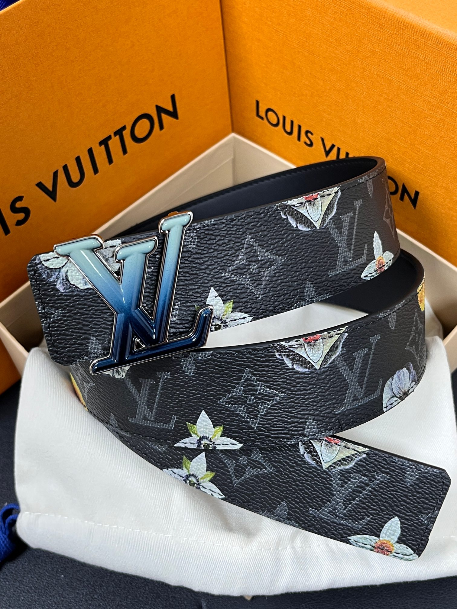 当季新款一腰带两穿：双面设计，一面哑光灰花花休闲，一面纯黑商务，轻松适配通勤、休闲、正式等全场景，经典与