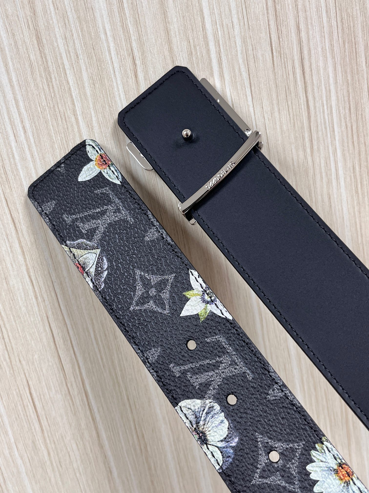 当季新款一腰带两穿：双面设计，一面哑光灰花花休闲，一面纯黑商务，轻松适配通勤、休闲、正式等全场景，经典与