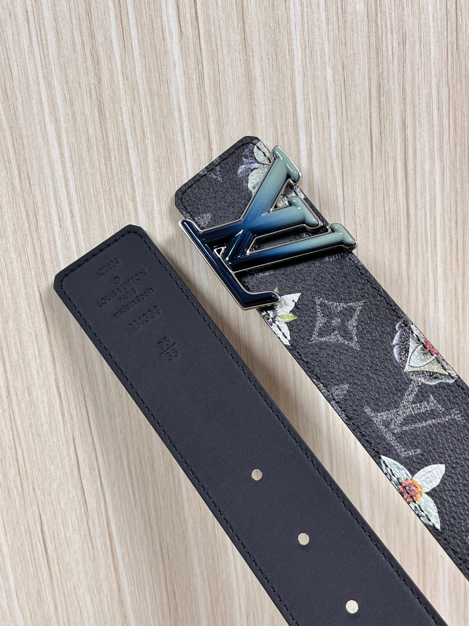 当季新款一腰带两穿：双面设计，一面哑光灰花花休闲，一面纯黑商务，轻松适配通勤、休闲、正式等全场景，经典与