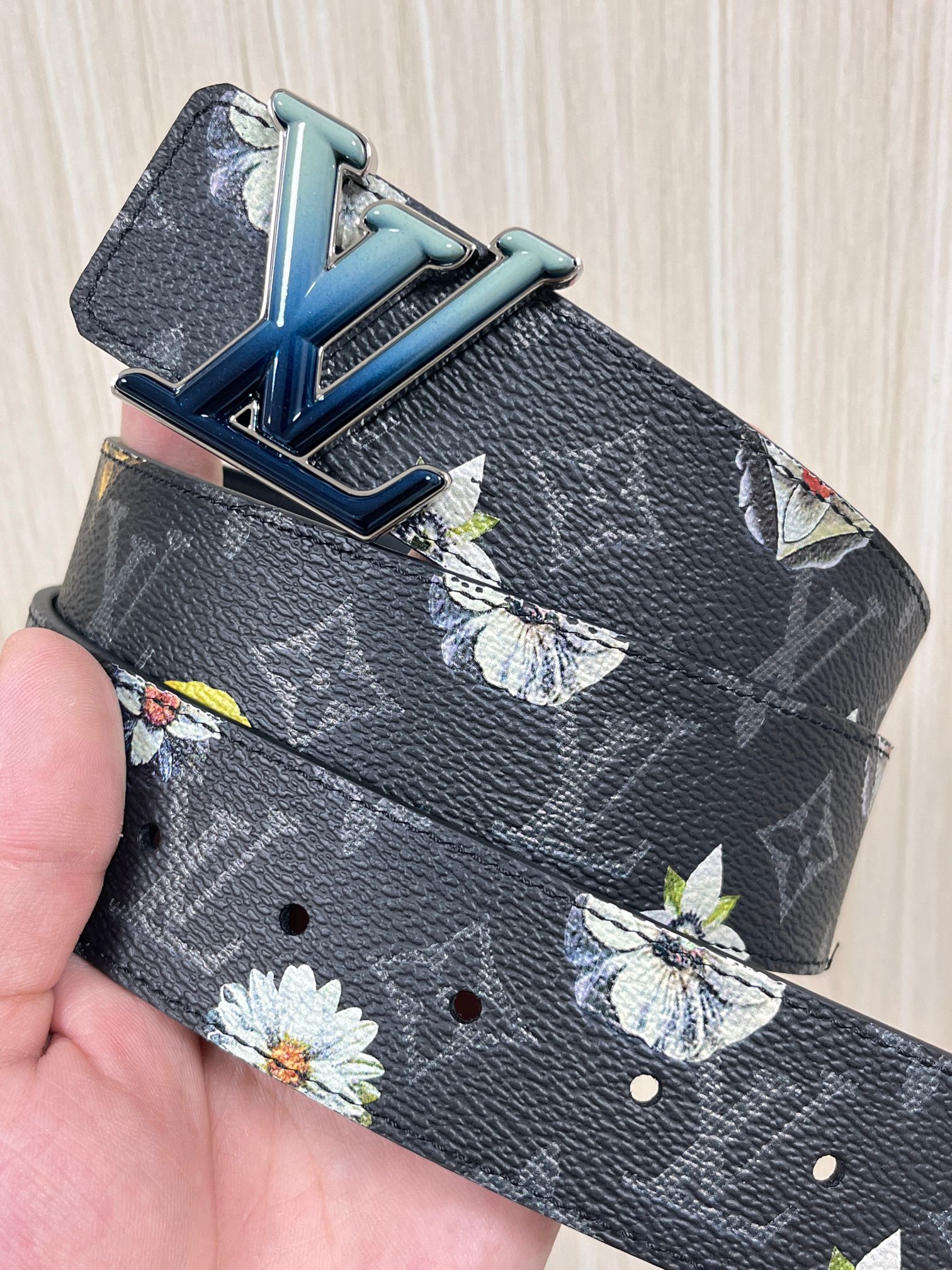 当季新款一腰带两穿：双面设计，一面哑光灰花花休闲，一面纯黑商务，轻松适配通勤、休闲、正式等全场景，经典与